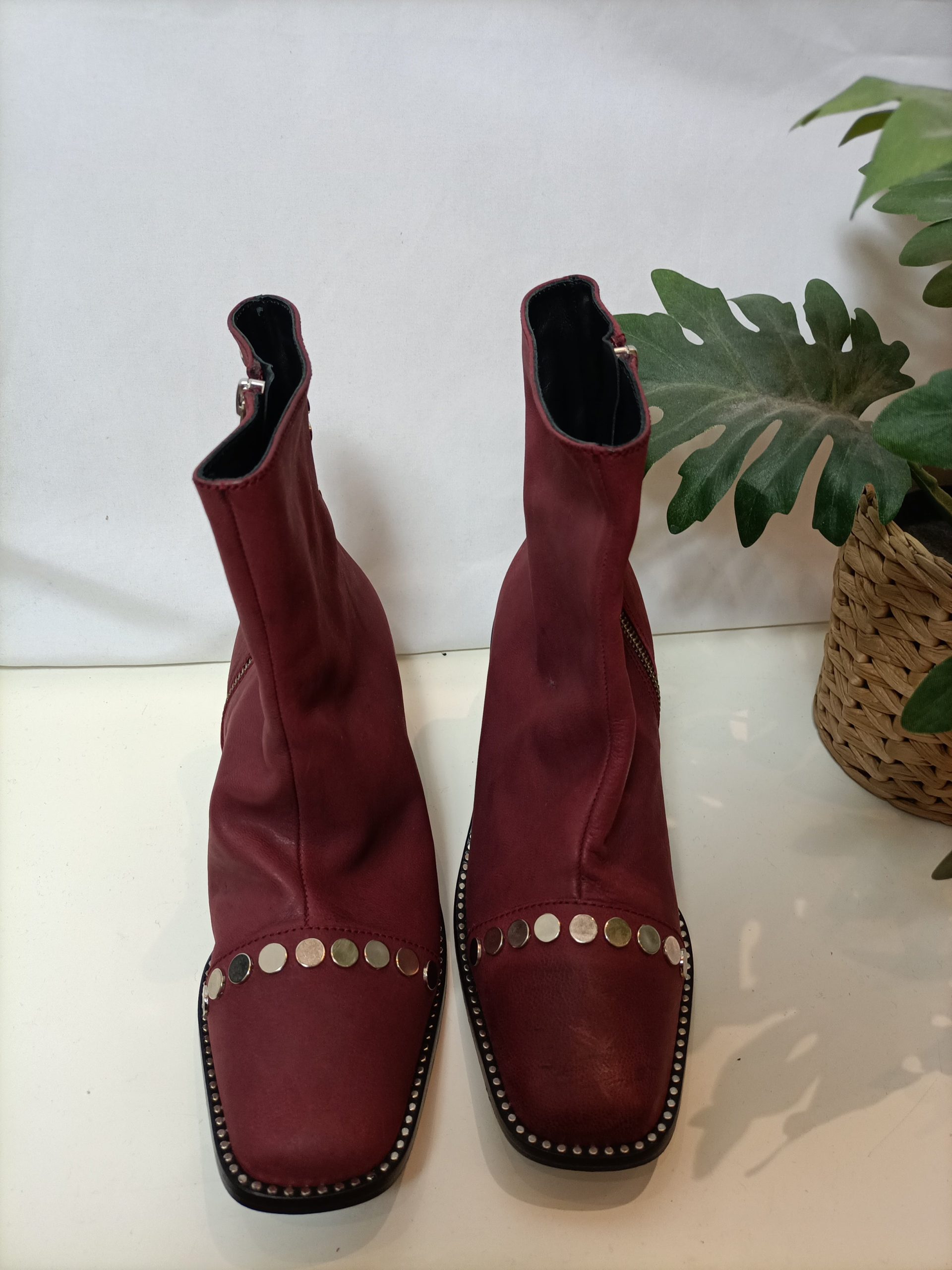 MICUIR. Botines burdeos tachuelas T.38