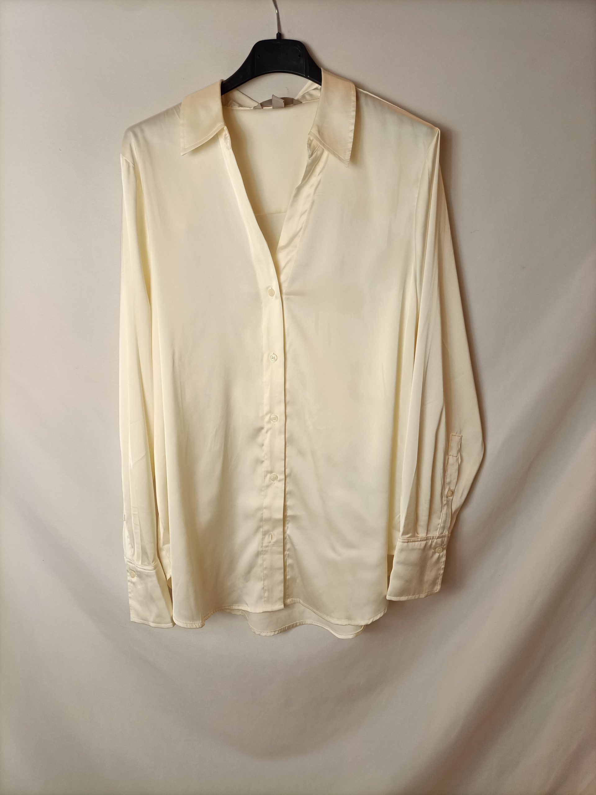 H&M. blusa beige satinada T.m