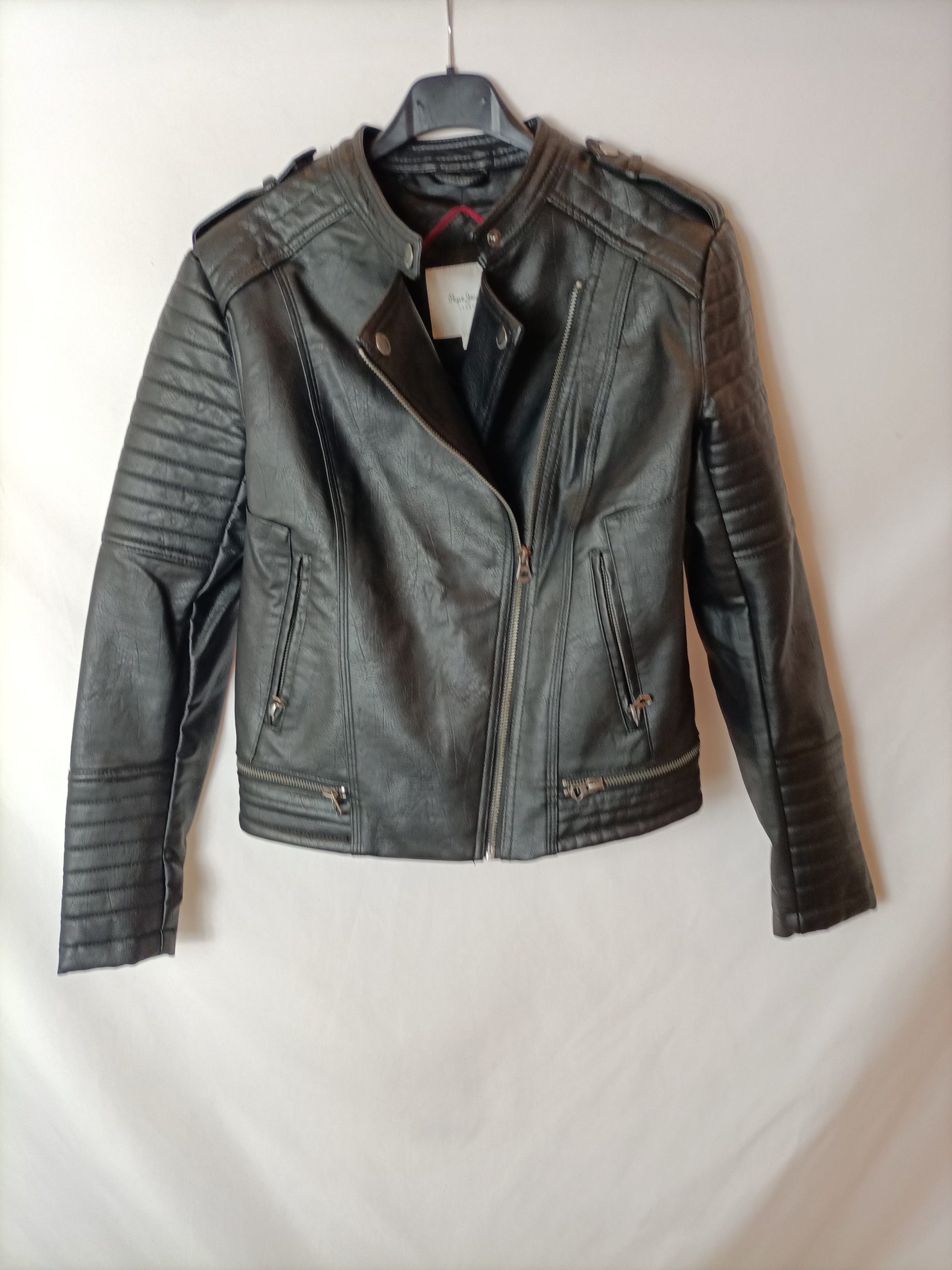 PEPE JEANS. Chaqueta negra polipiel T.s