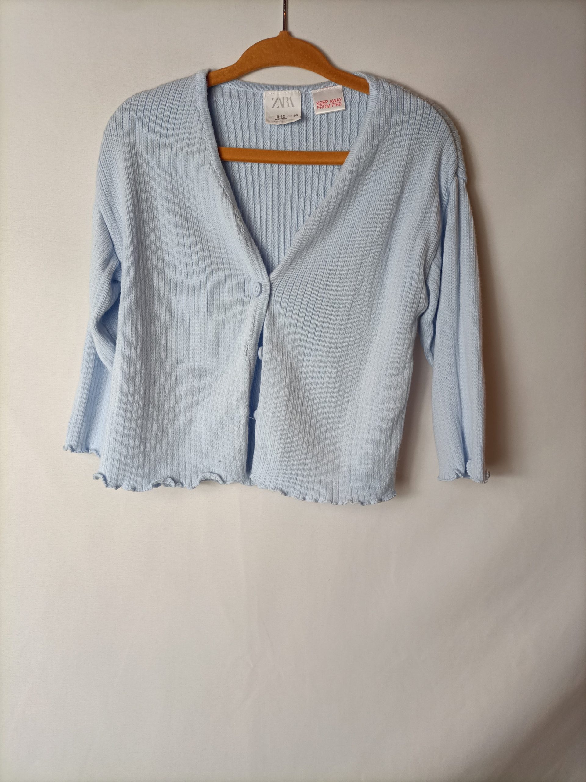 ZARA. Rebeca canalé azul bebé. T 9-12 meses