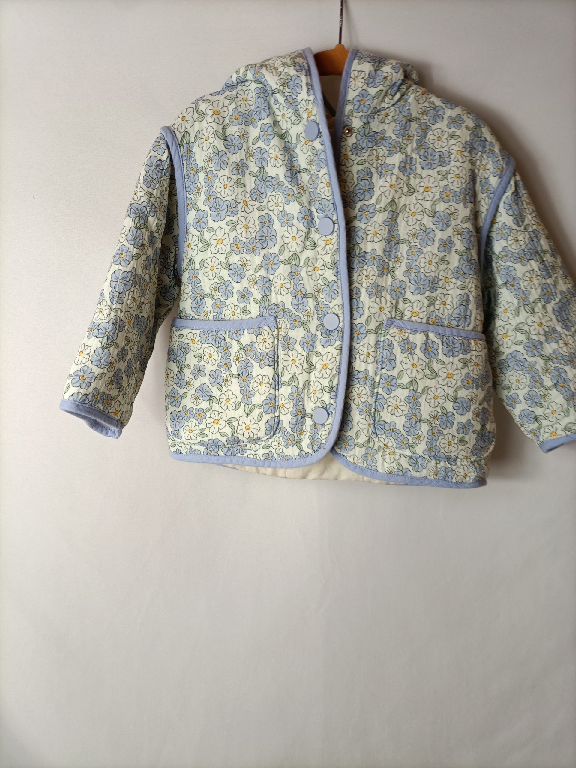 ZARA. Chaqueta acolchada estampada. T 9-12 meses