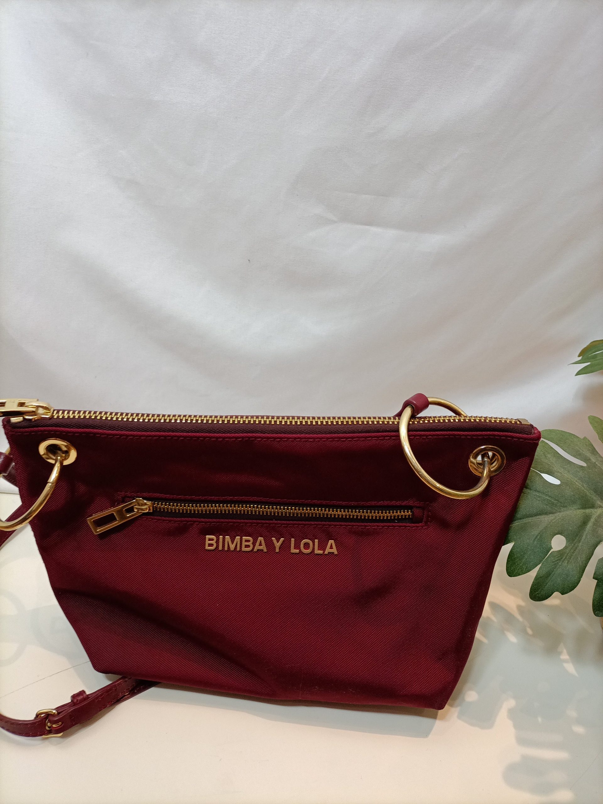BIMBA Y LOLA. Bolso burdeos lona