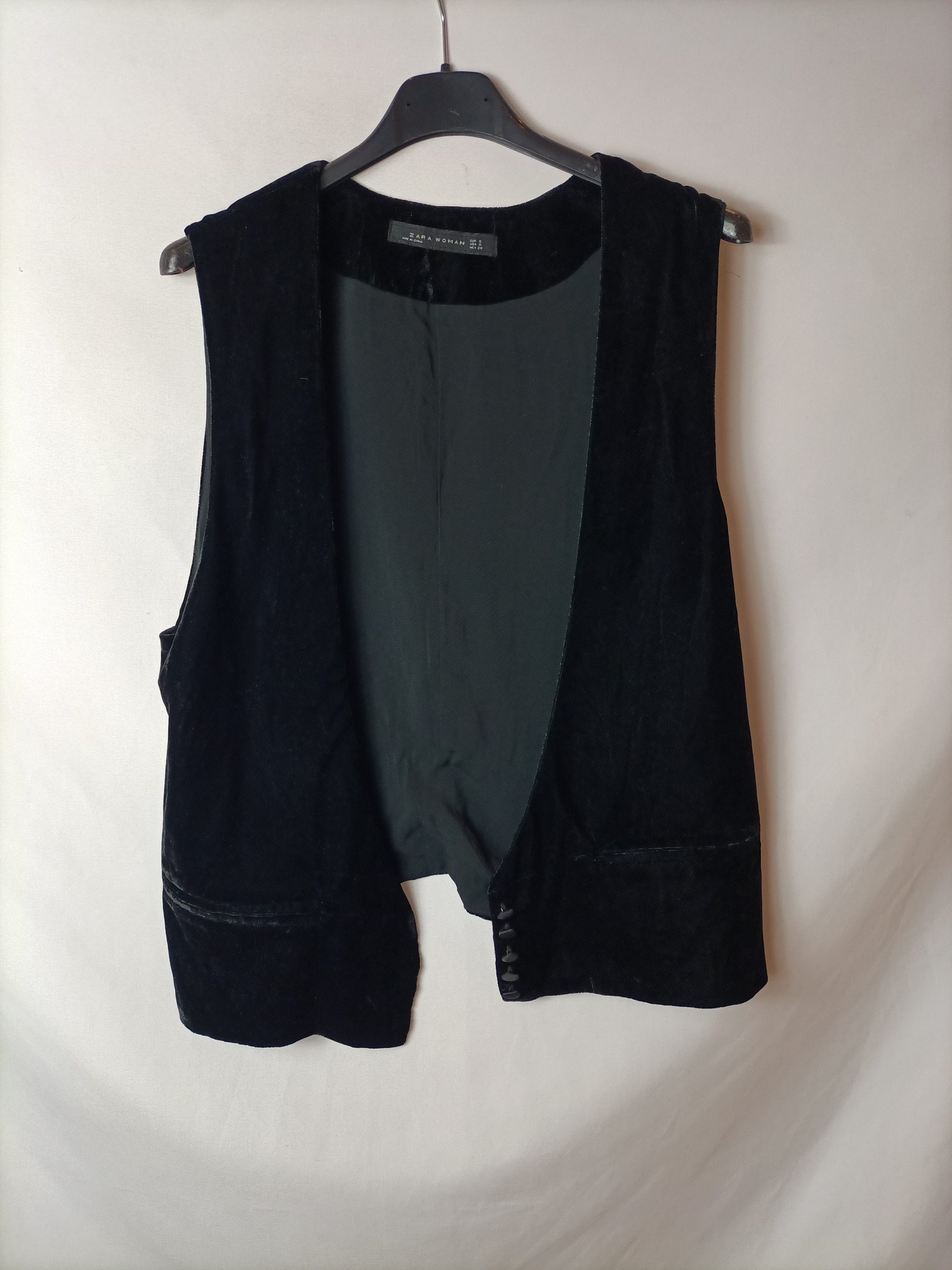ZARA. Chaleco negro terciopelo T.s