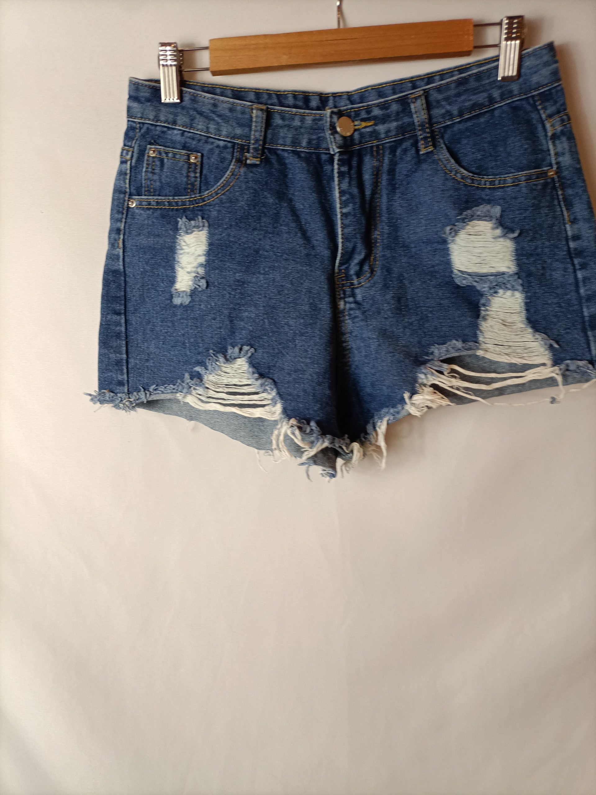 SHEIN. Shorts denim deshilachados T.m