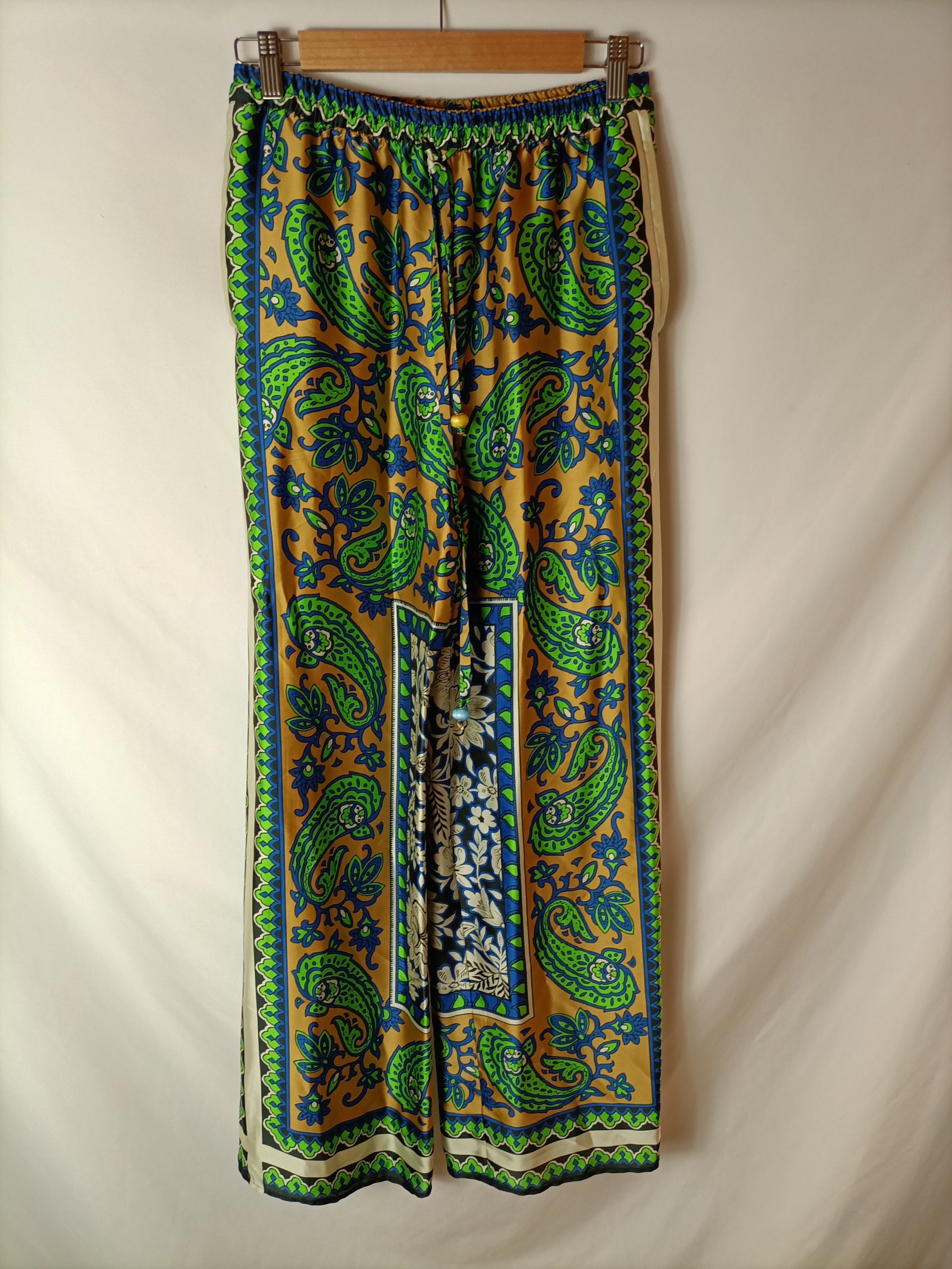 ZARA. Pantalones fluidos estampados T. S