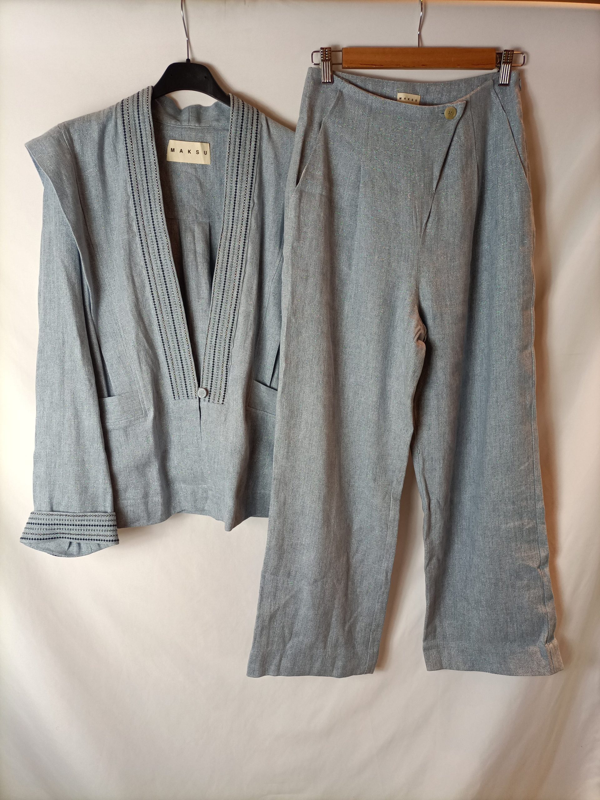 MAKSU. Total look azul hilos T.s