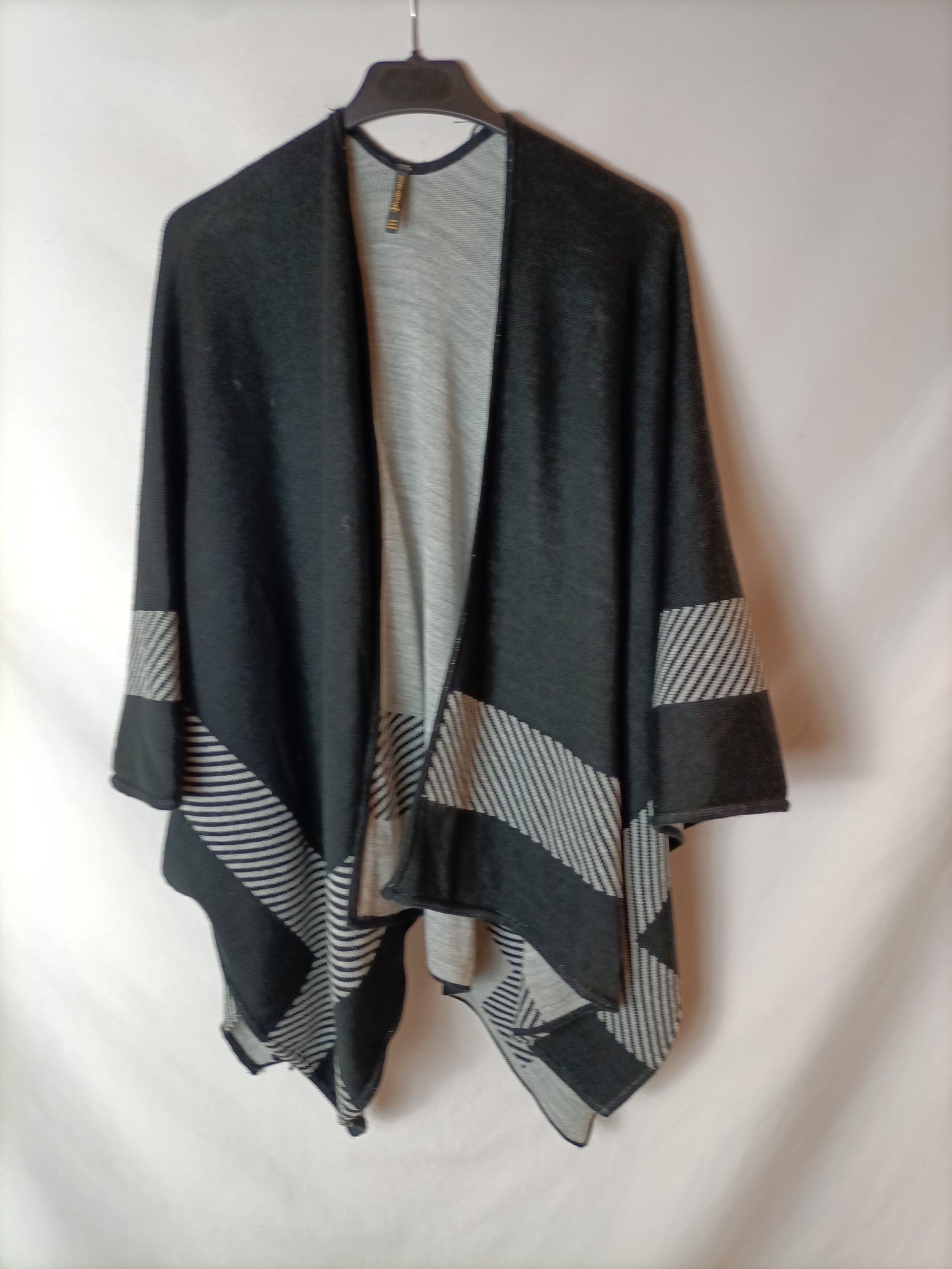 STRADIVARIUS. Cárdigan estilo poncho T.m