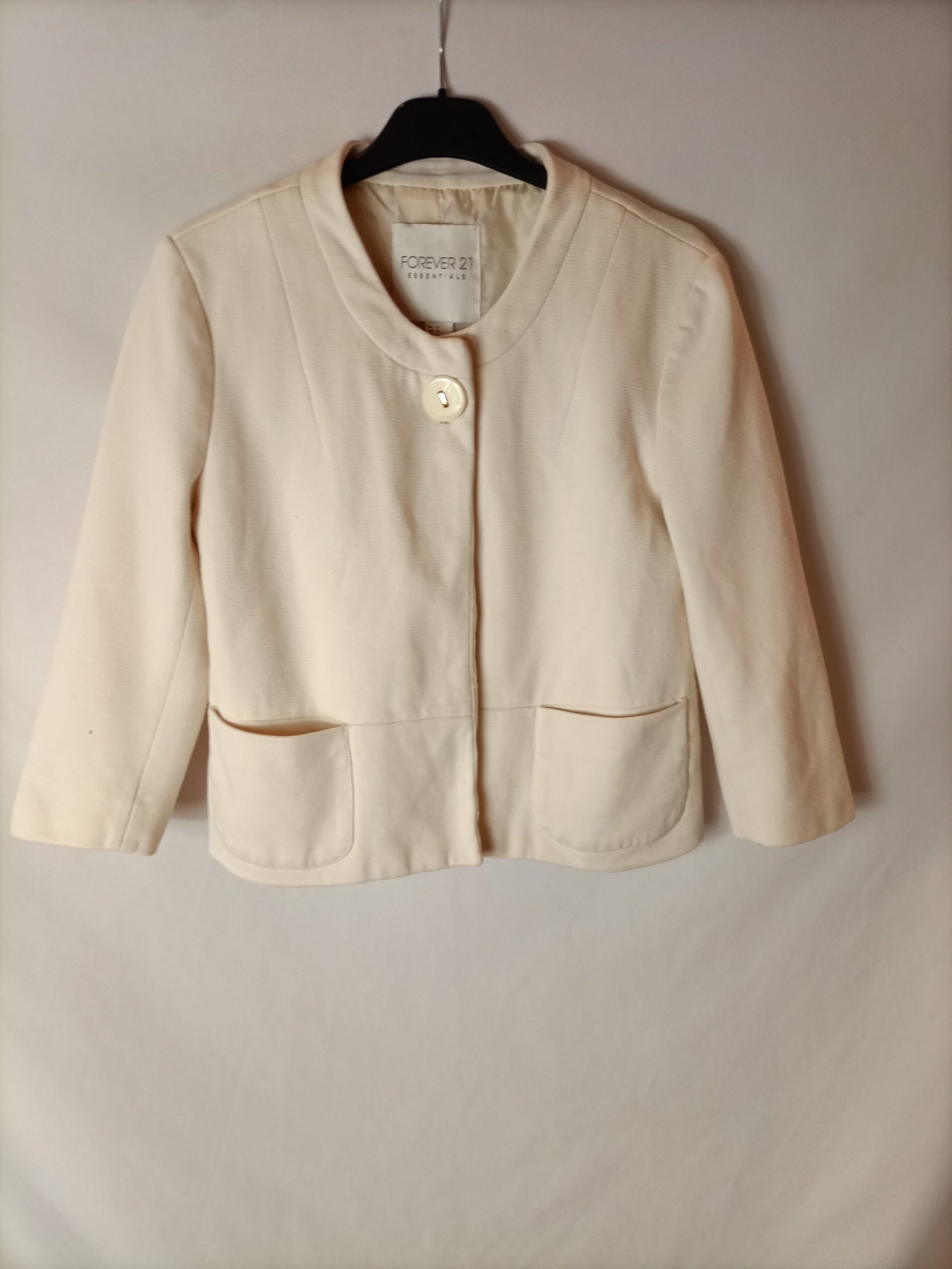 FOREVER 21. Chaqueta corta beige claro. T S