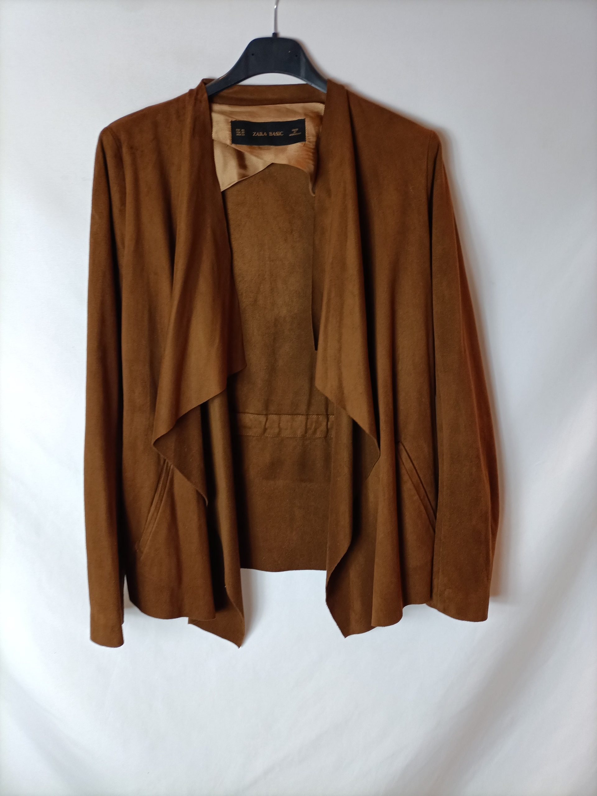ZARA. Chaqueta fina antelina marrón. T.XS (tara)