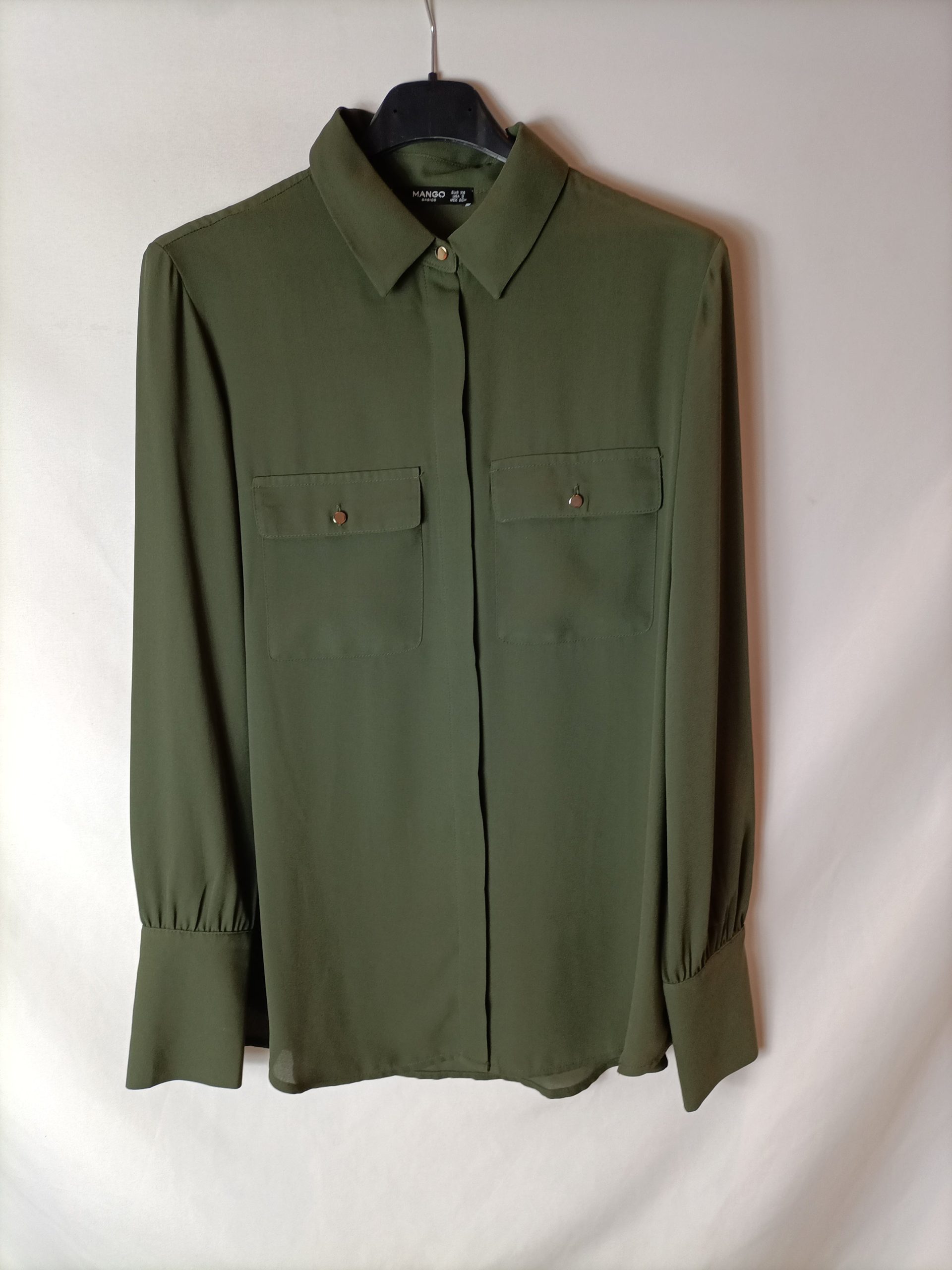 MANGO. Blusa fluida semitransparente verde. T.XS (S)