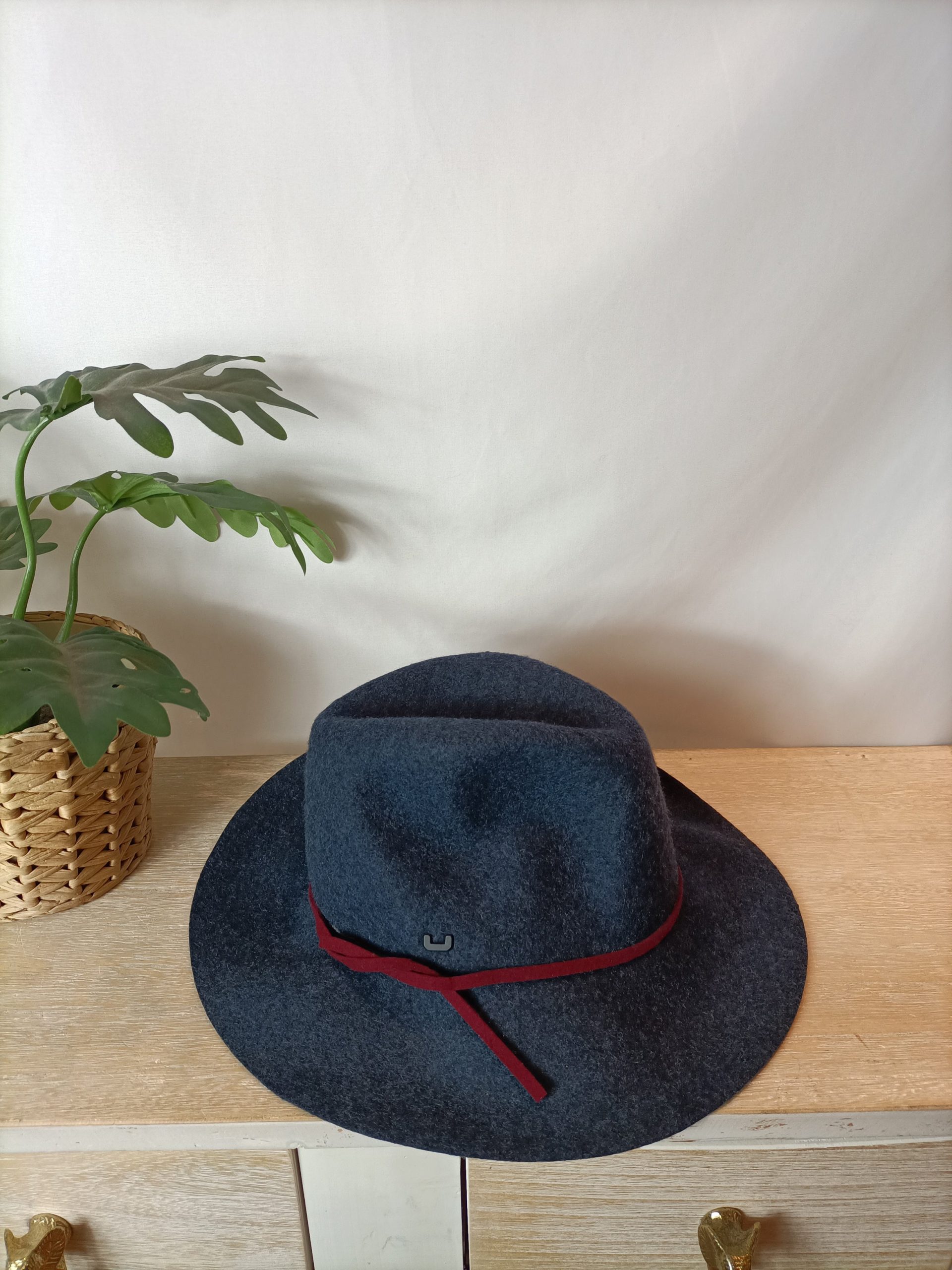 ADOLFO DOMÍNGUEZ. Sombrero azul paño