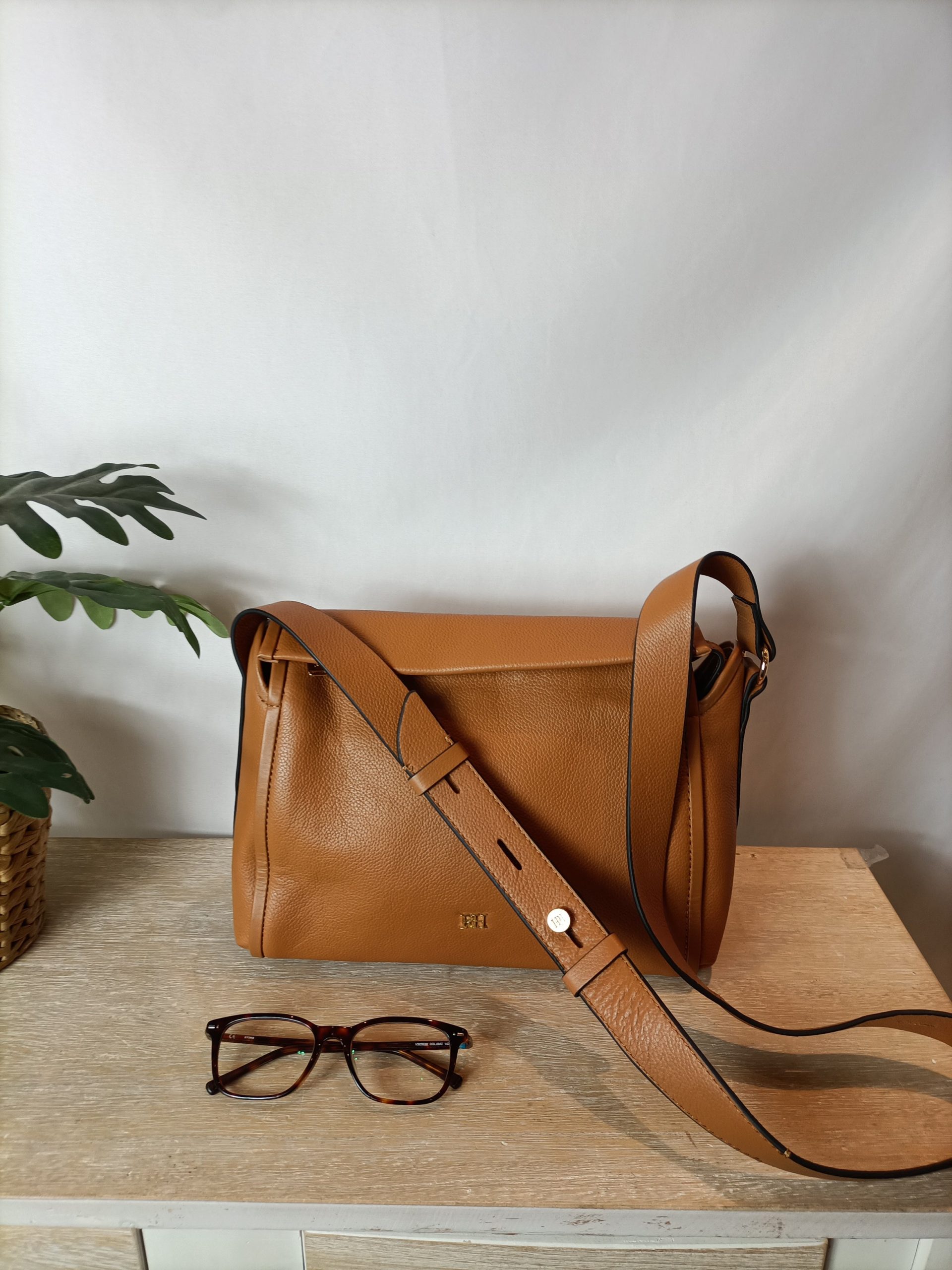PEDRO DEL HIERRO. Bolso camel solapa.