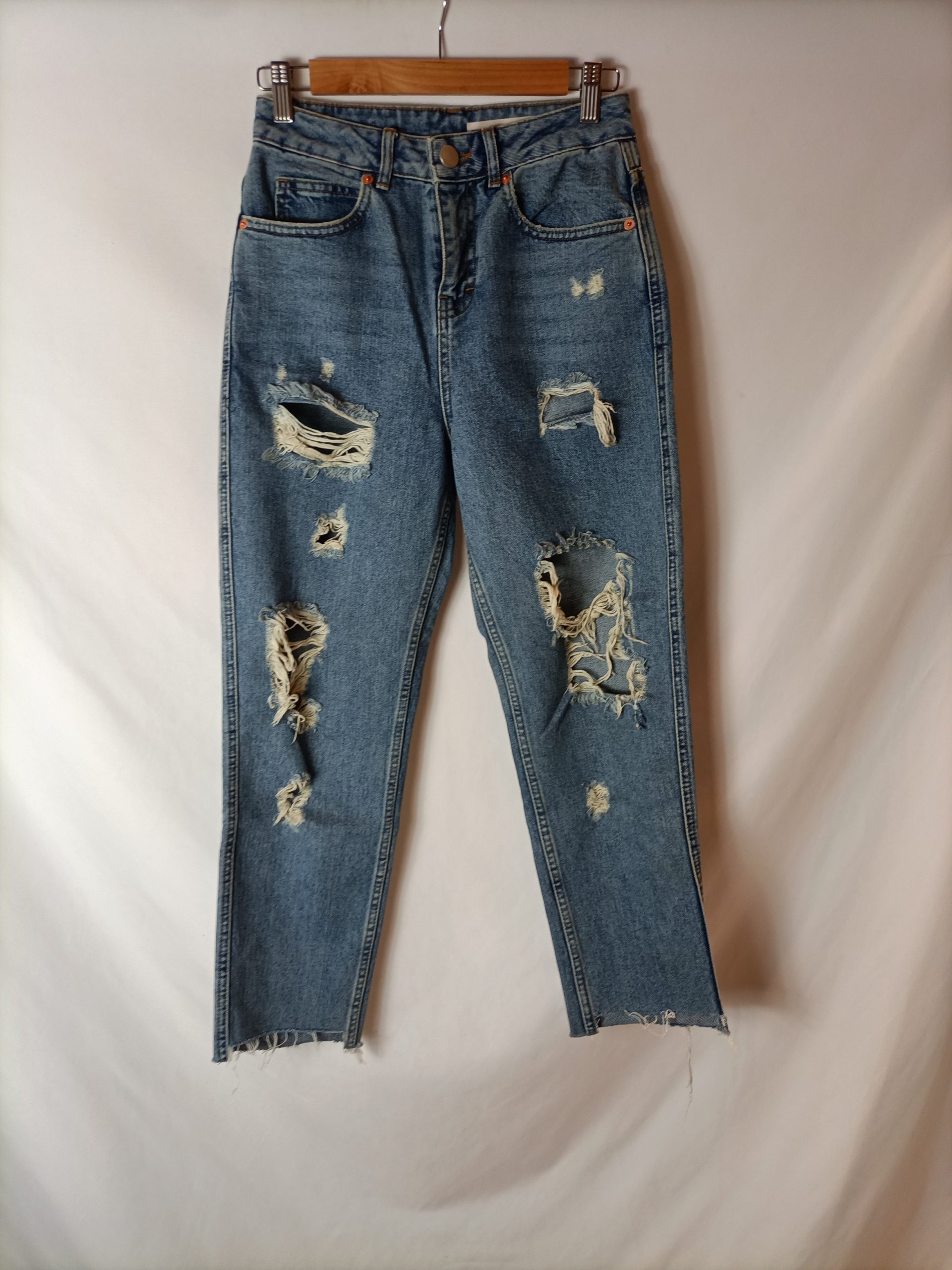 ASOS. Pantalón denim recto rotos T.36