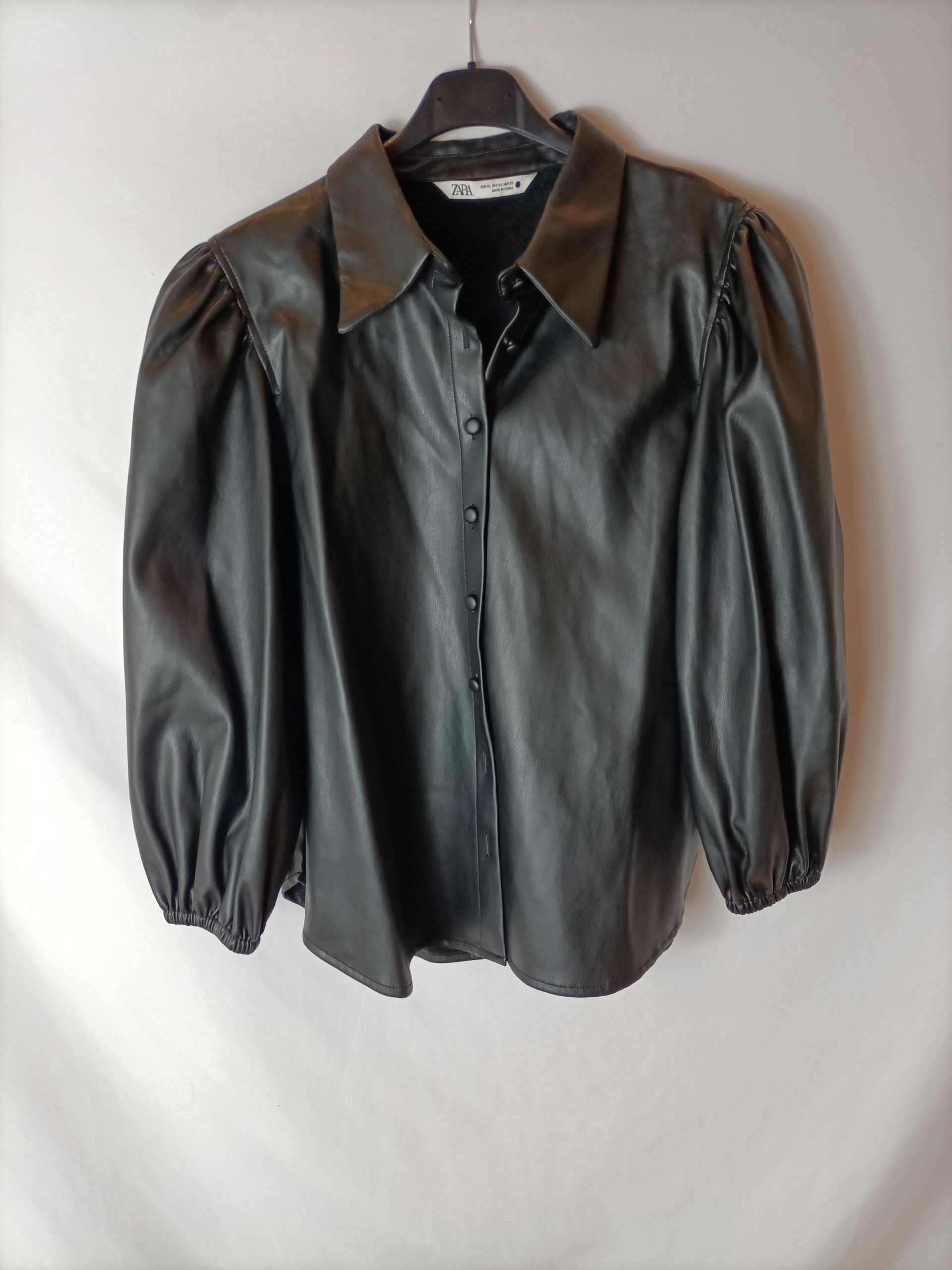ZARA. Sobrecamisa polipiel negra. T.xl (m/L)