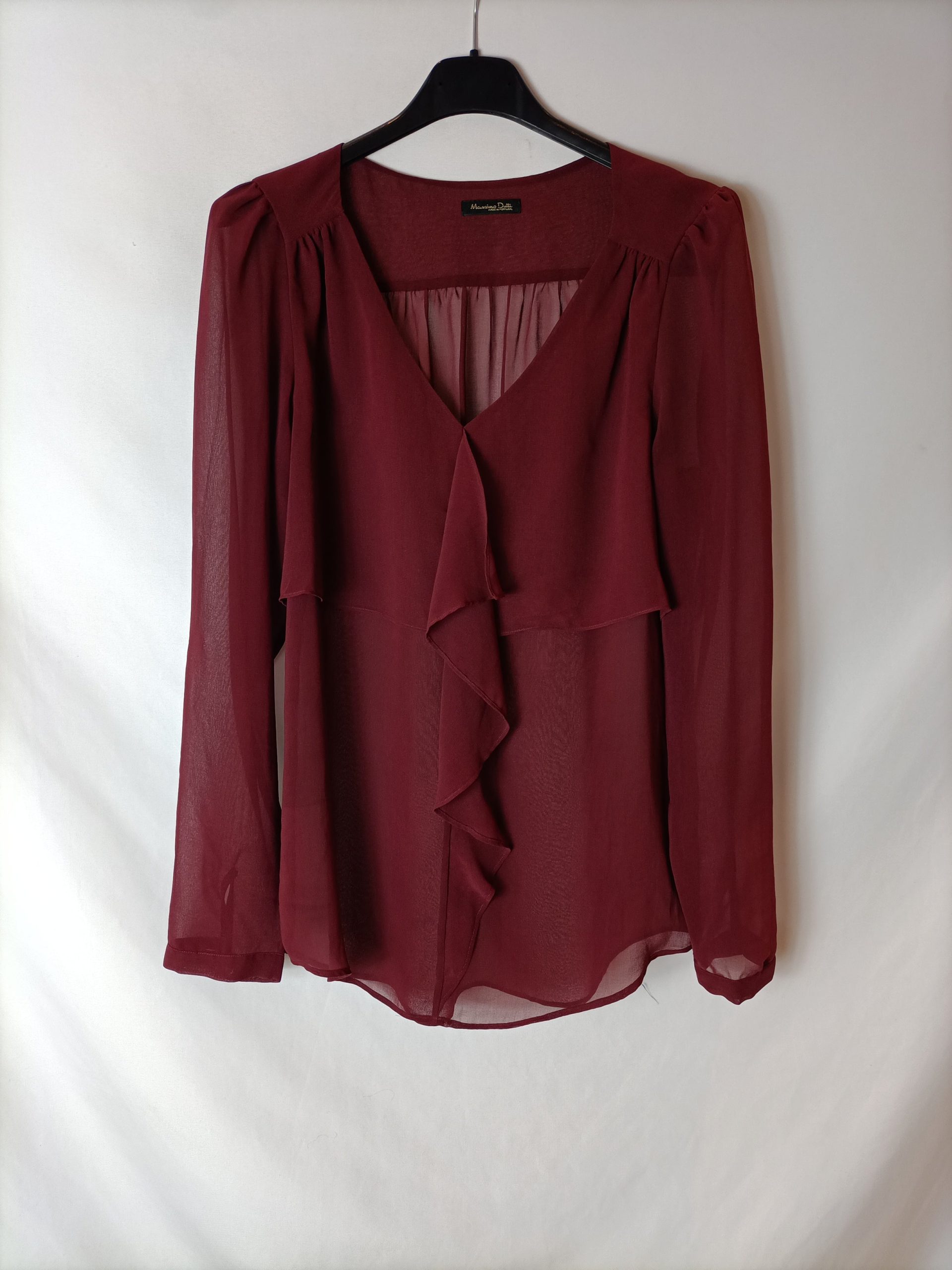 MASSIMO DUTTI. Blusa burdeos volante T.38