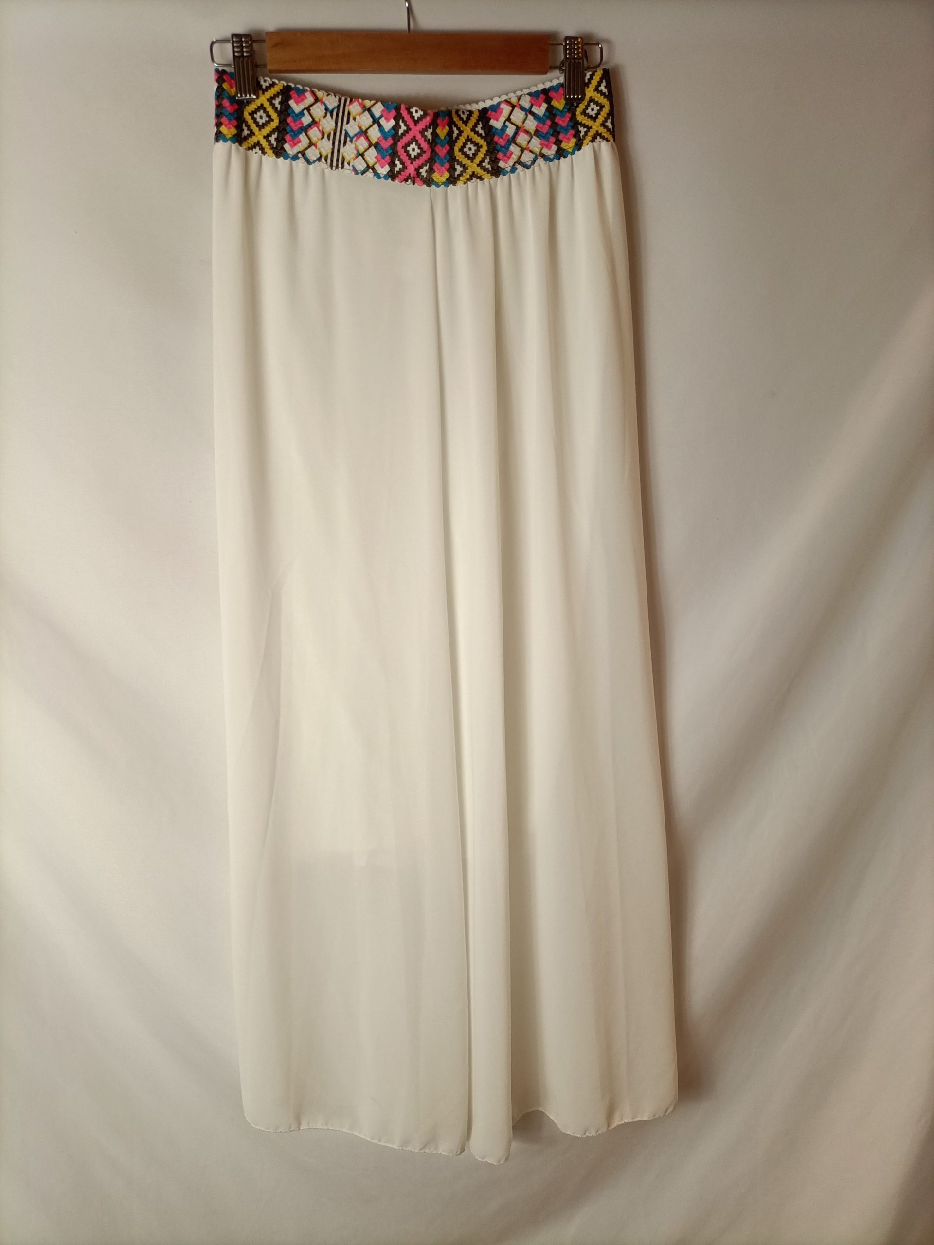 OTRAS. Falda larga blanca cintura étnica. T M