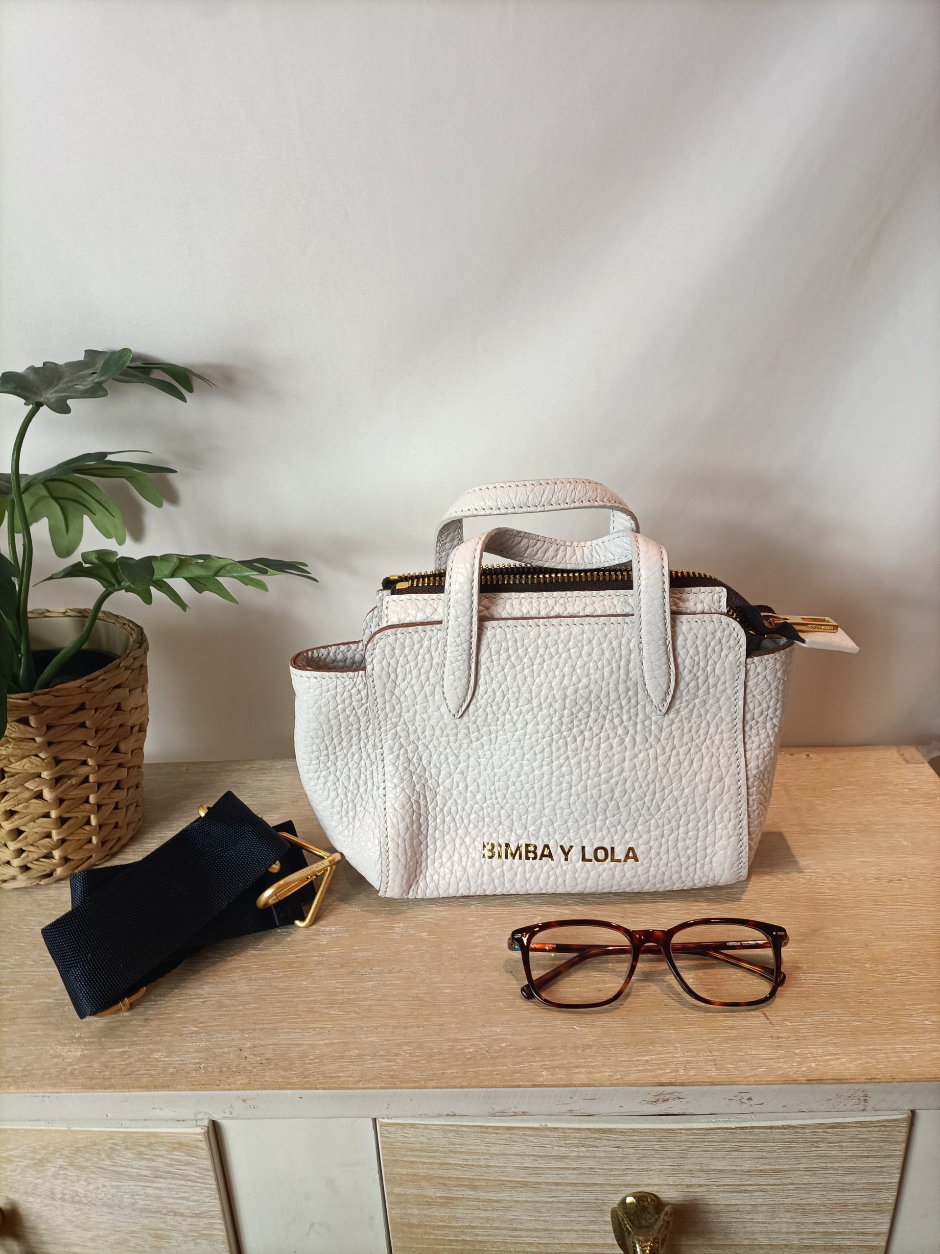 BIMBA Y LOLA. Bolso piel blanco con asa corta y larga.