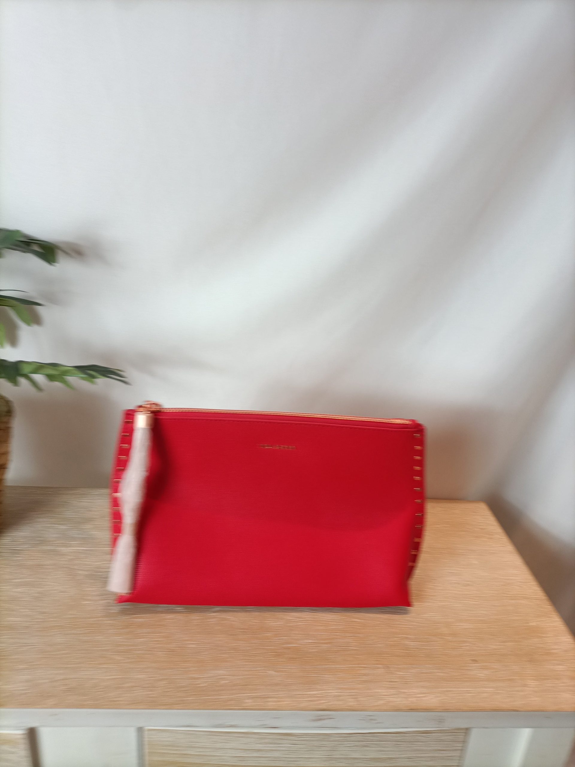 TED BAKER. Bolso rojo tachuelas