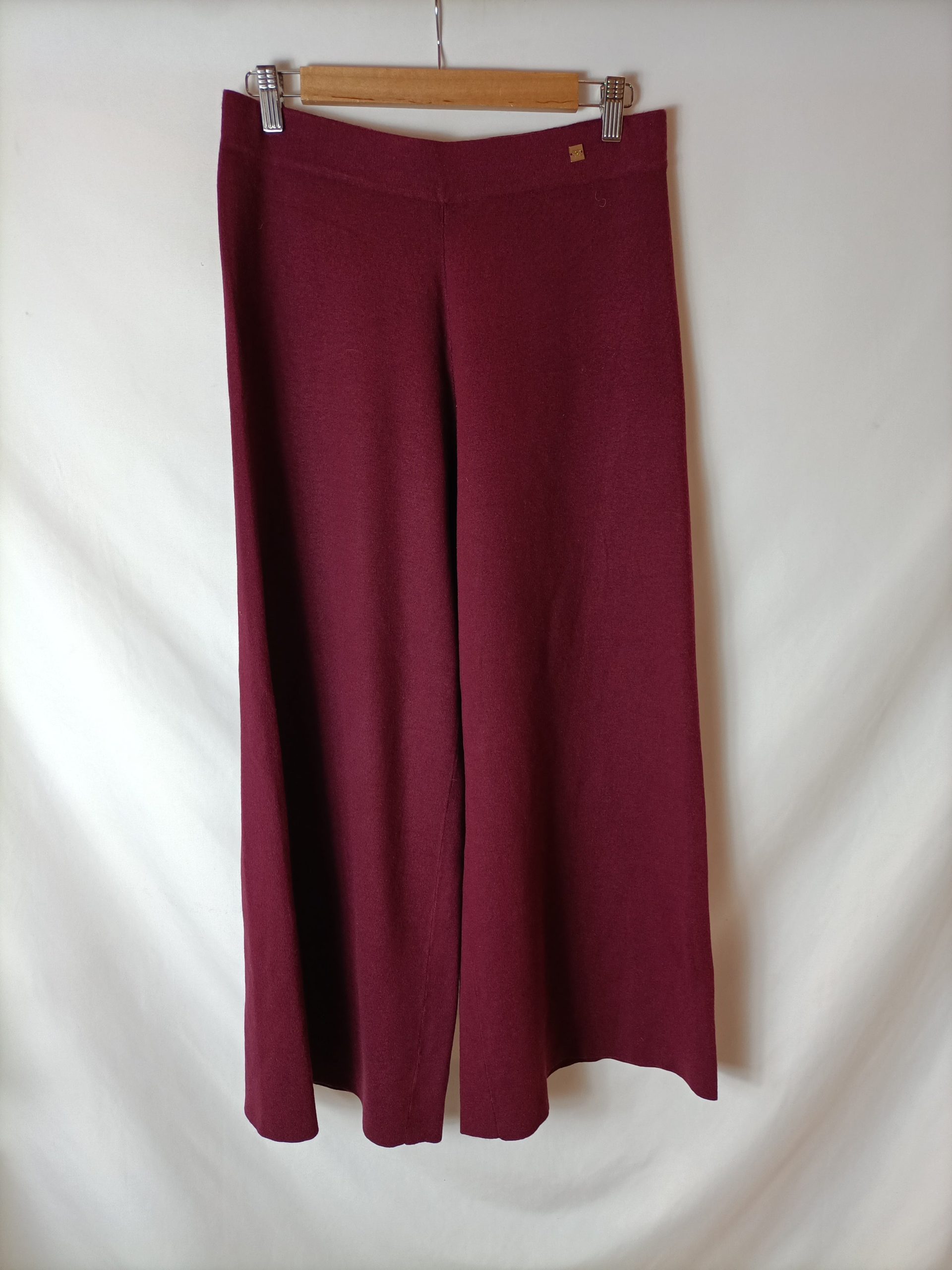 PURIFICACIÓN GARCIA. Pantalones culotte punto burdeos. T M