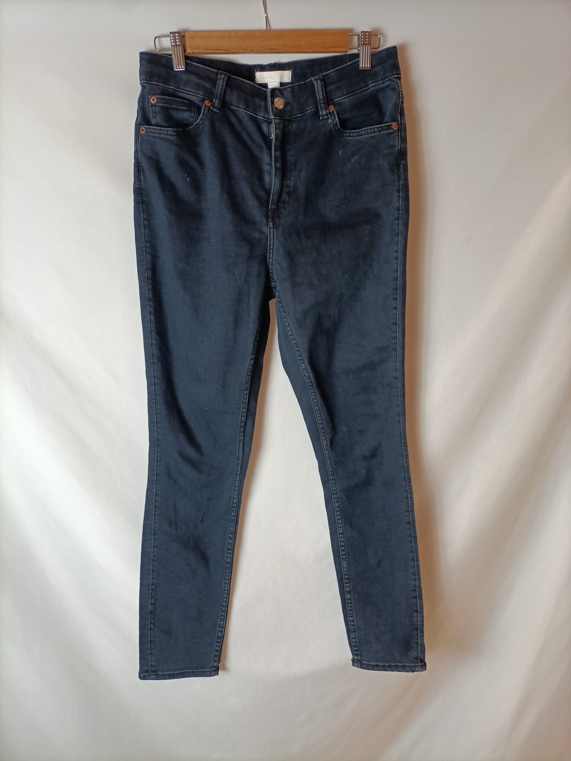 H&M. Pantalones vaqueros tiro alto. T 42