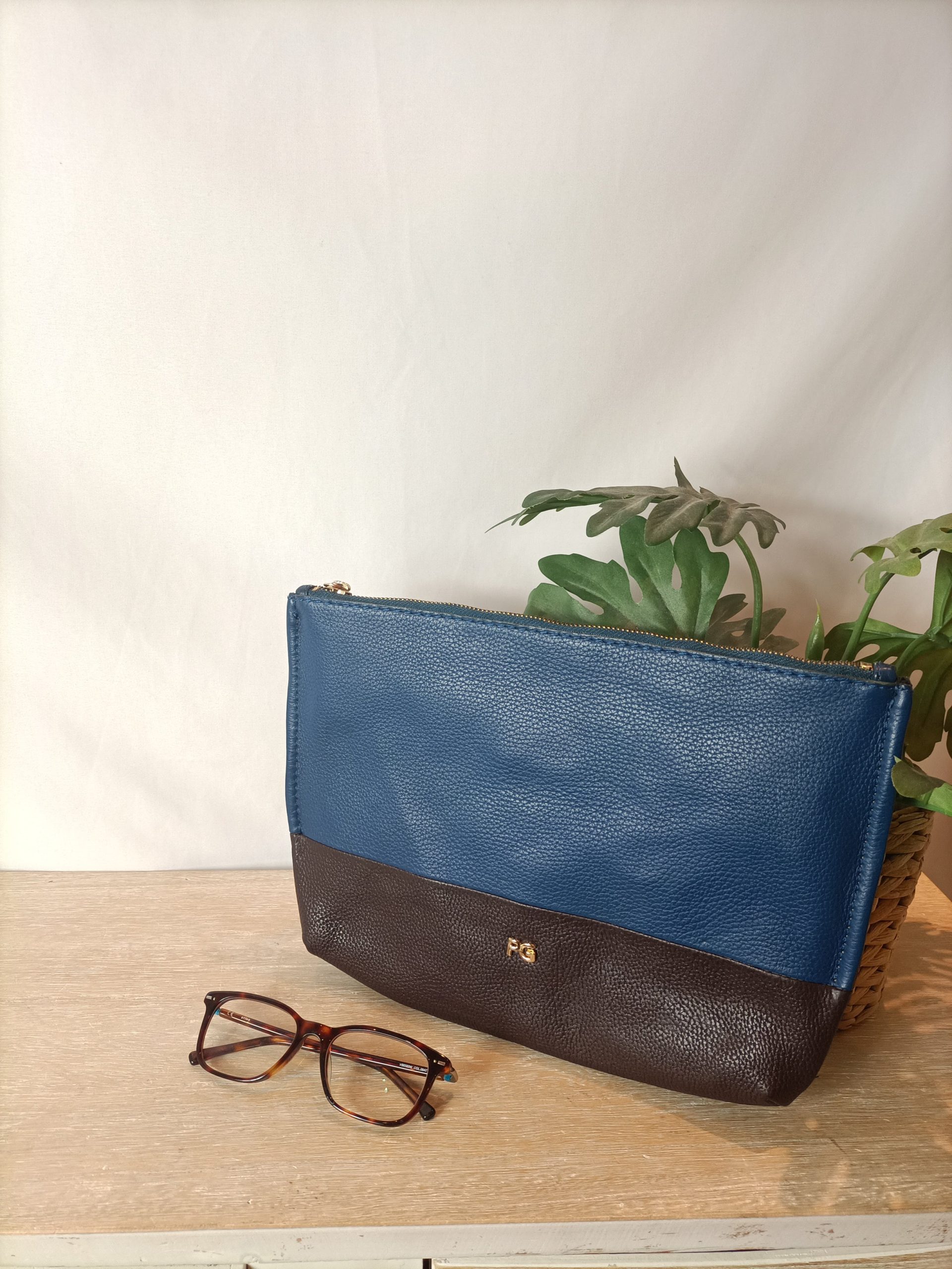 PURIFICACION GARCIA. Cartera de mano bicolor (tara)