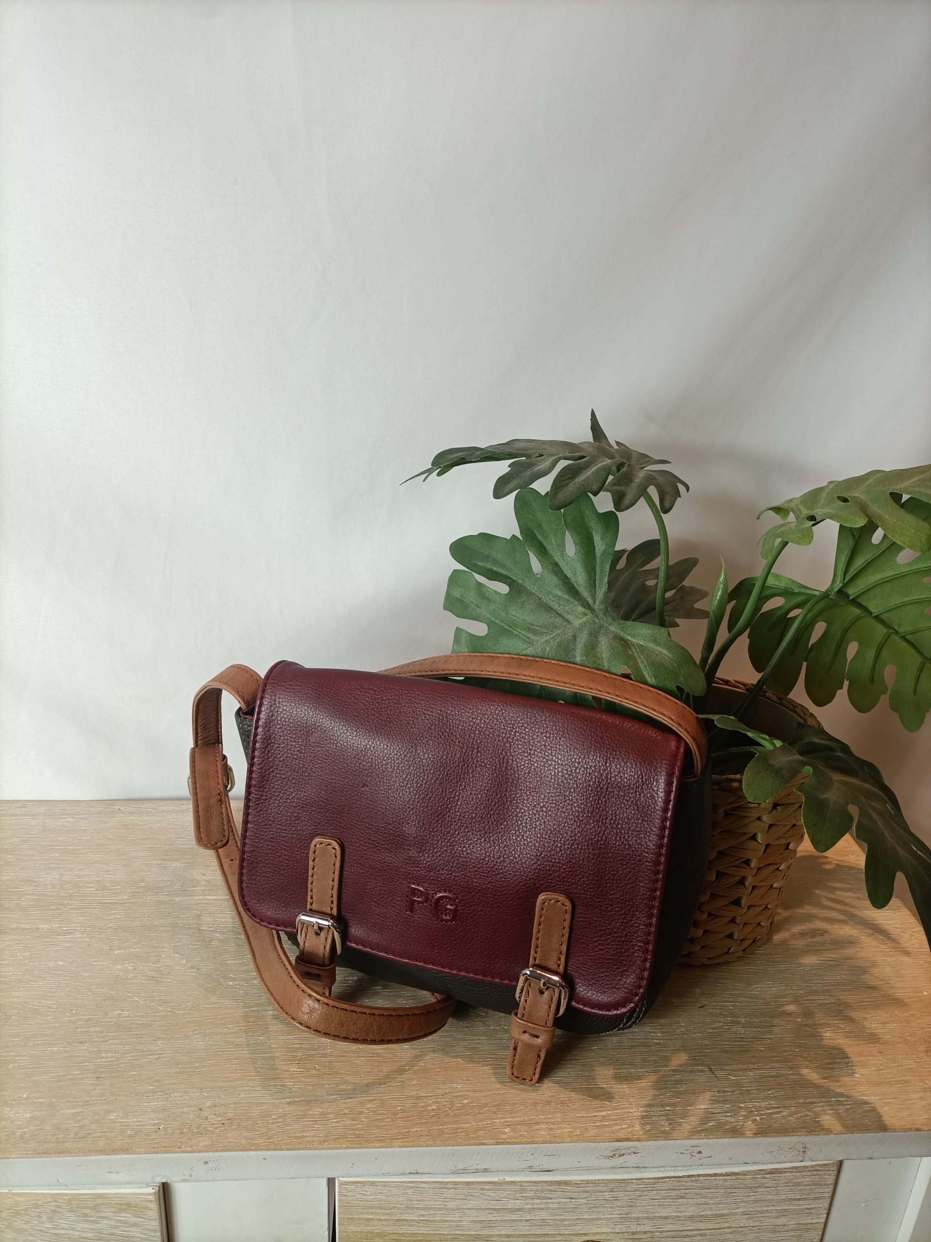 PURIFICACION GARCIA. Bolso piel bicolor hebillas (tara)