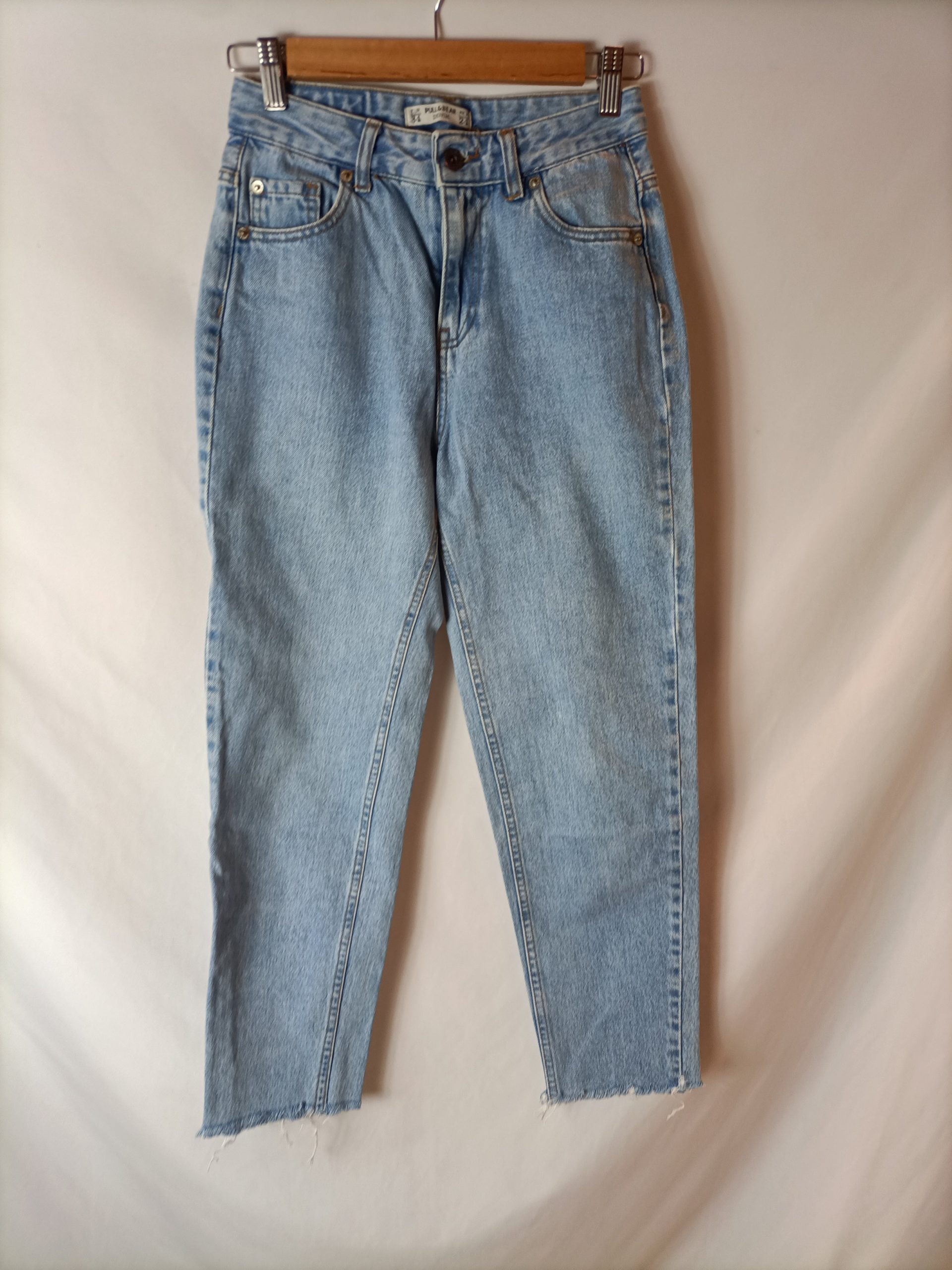 PULL&BEAR. Pantalón denim claro corte Mom Fit. T 34