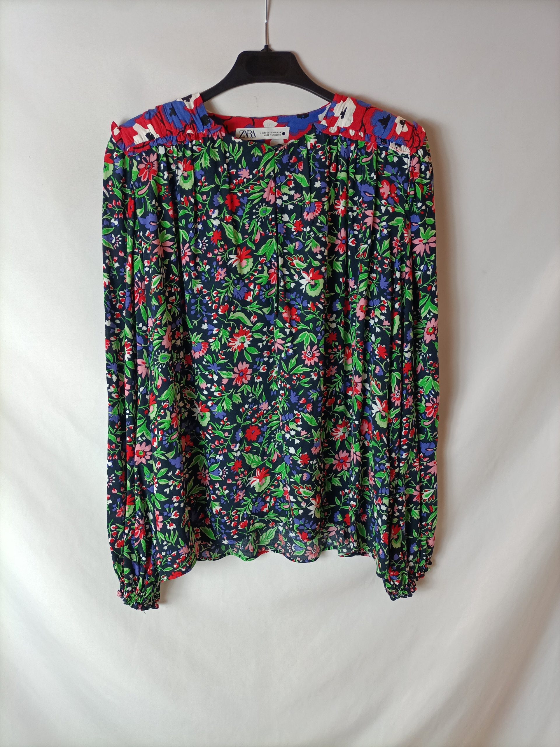 ZARA. Blusa estampada hombreras. T XS