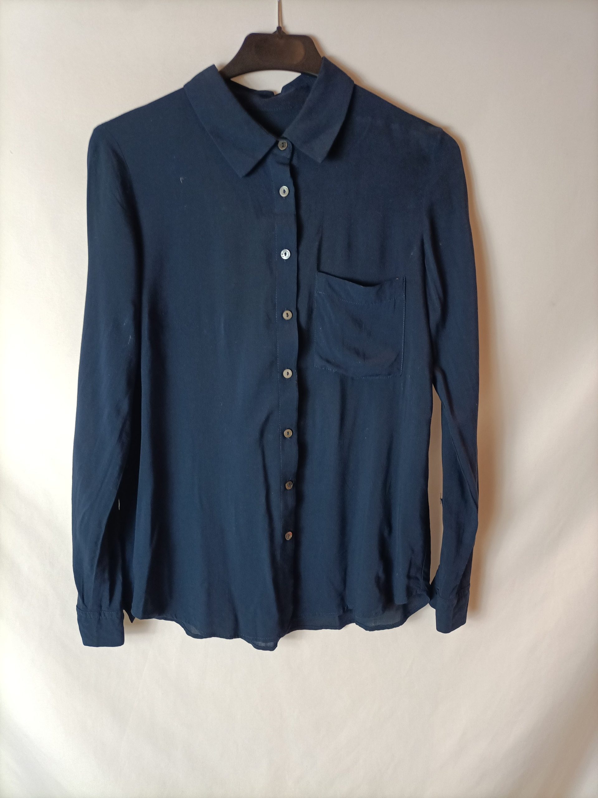 MANGO. Blusa azul semitransparente. TXS