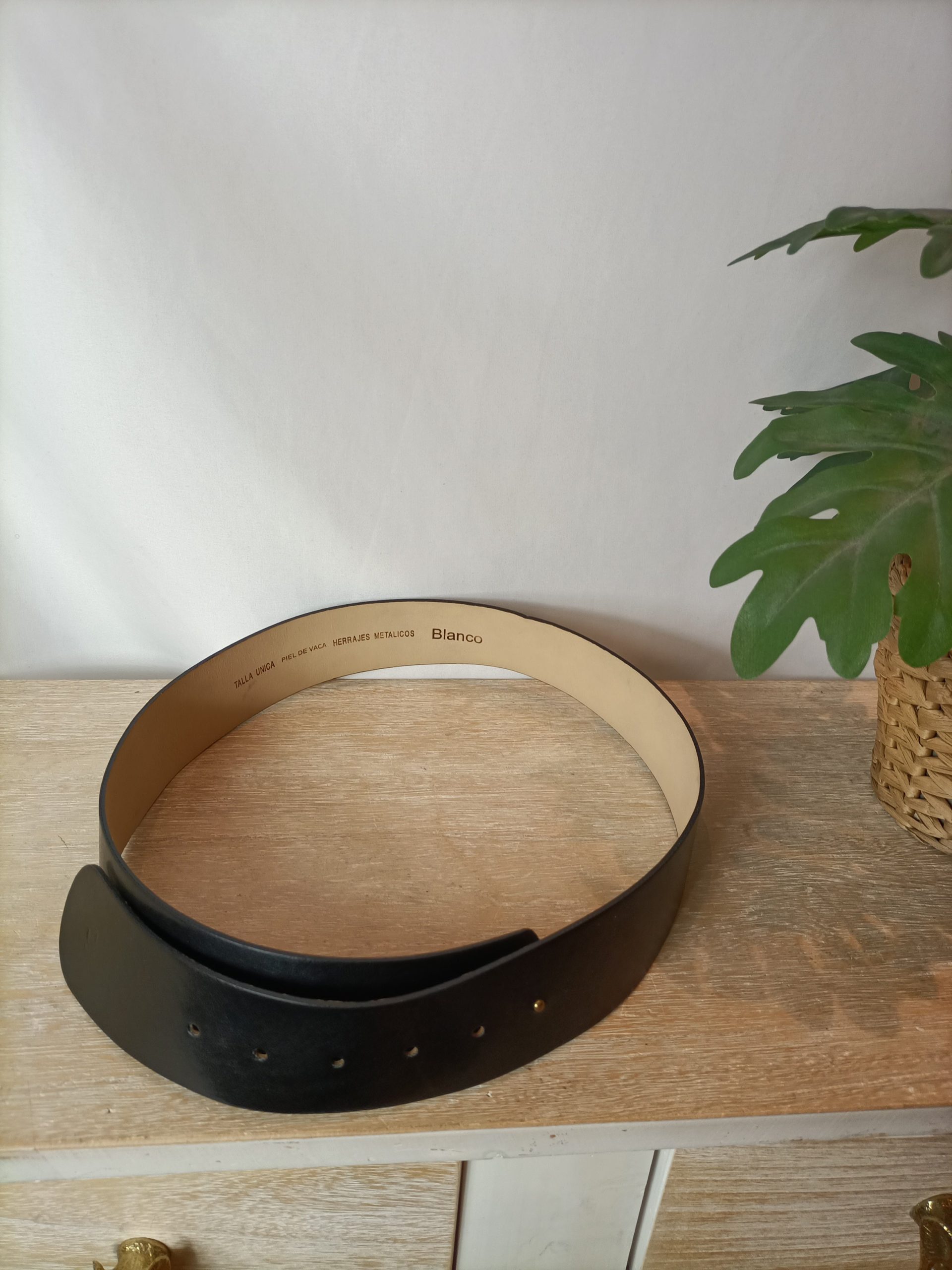 BLANCO. Cinturón ancho piel negro ajustable. TU