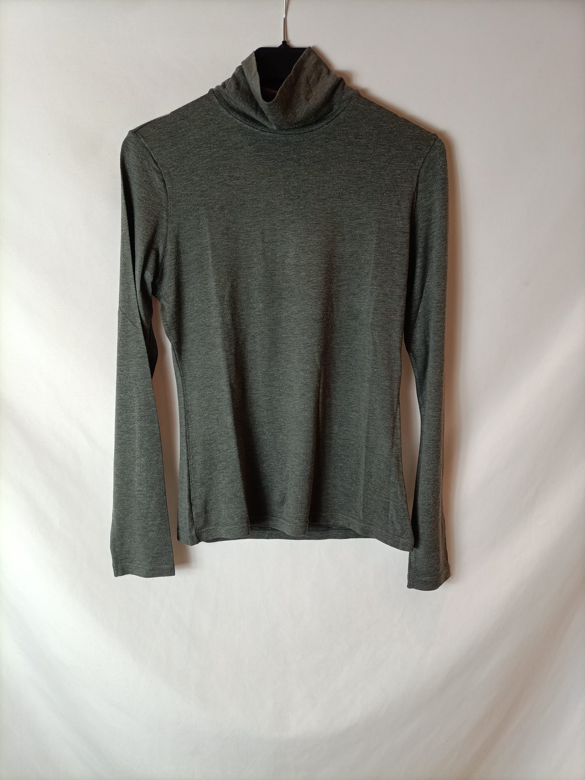 UNIQLO. Top gris cuello alto. T M