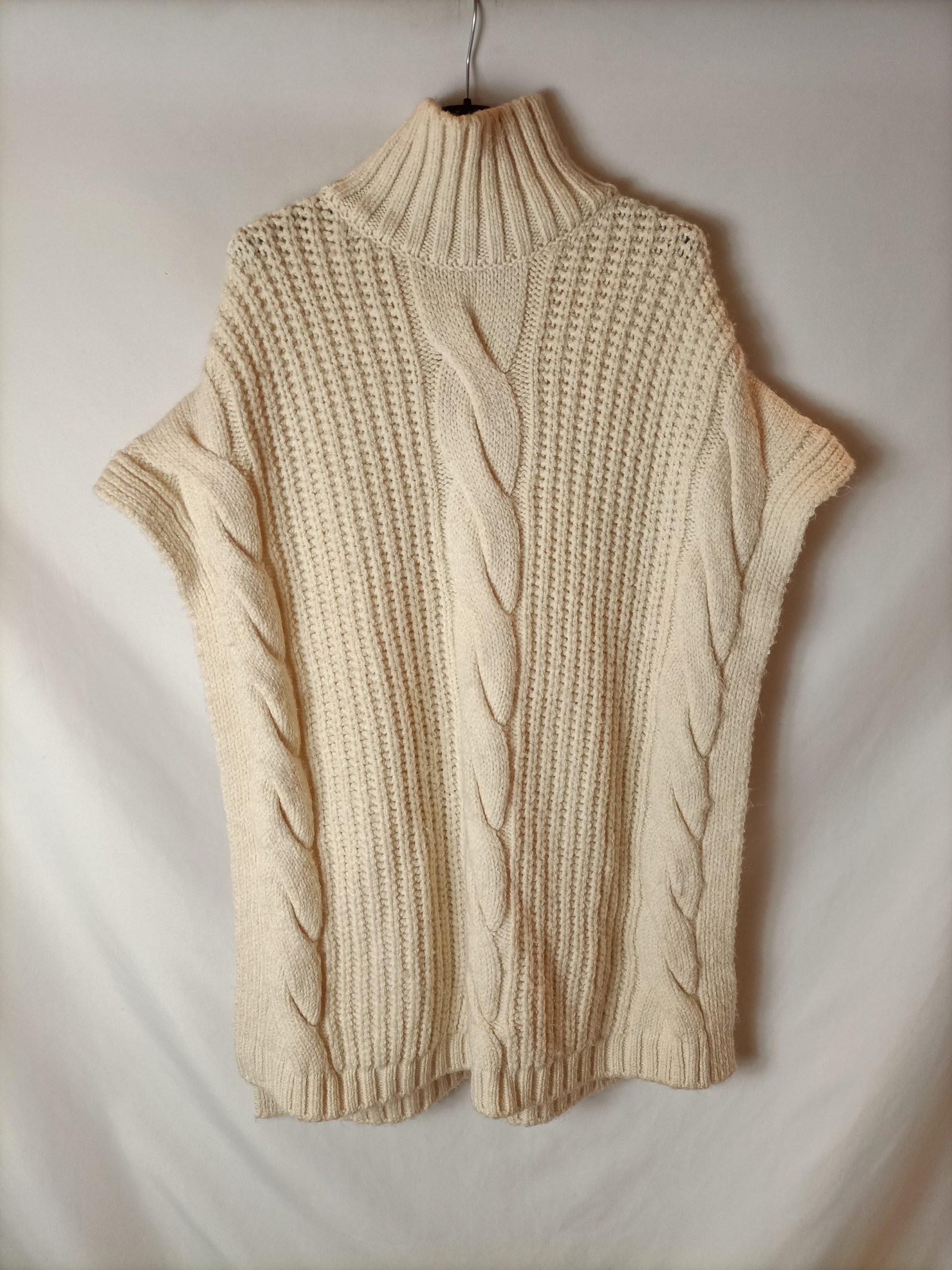 ZARA. Poncho beige punto gordo. T S (m/l)