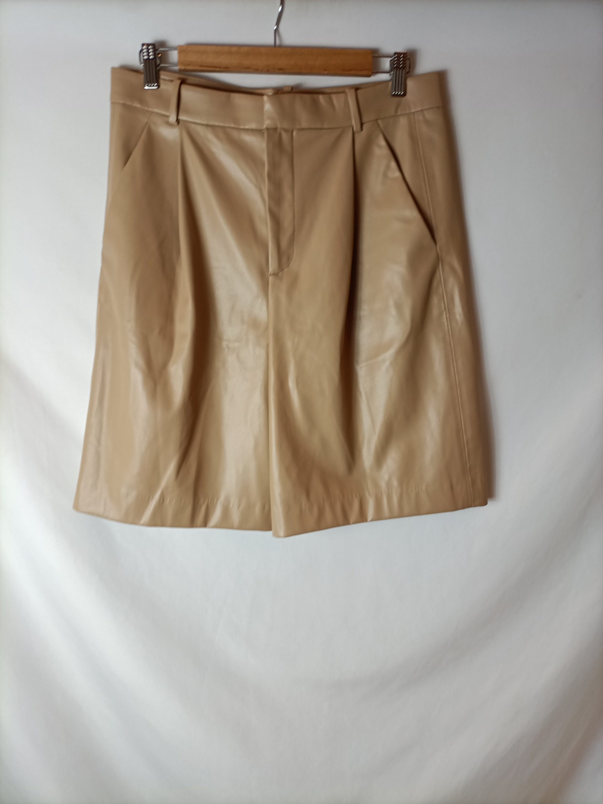 ZARA. Bermudas efecto piel beige . T M