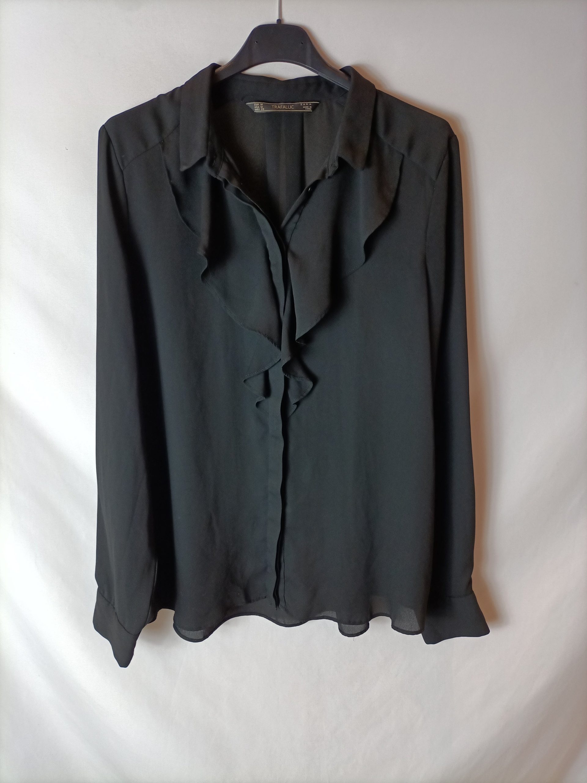 ZARA. Blusa semitransparente negra. T M