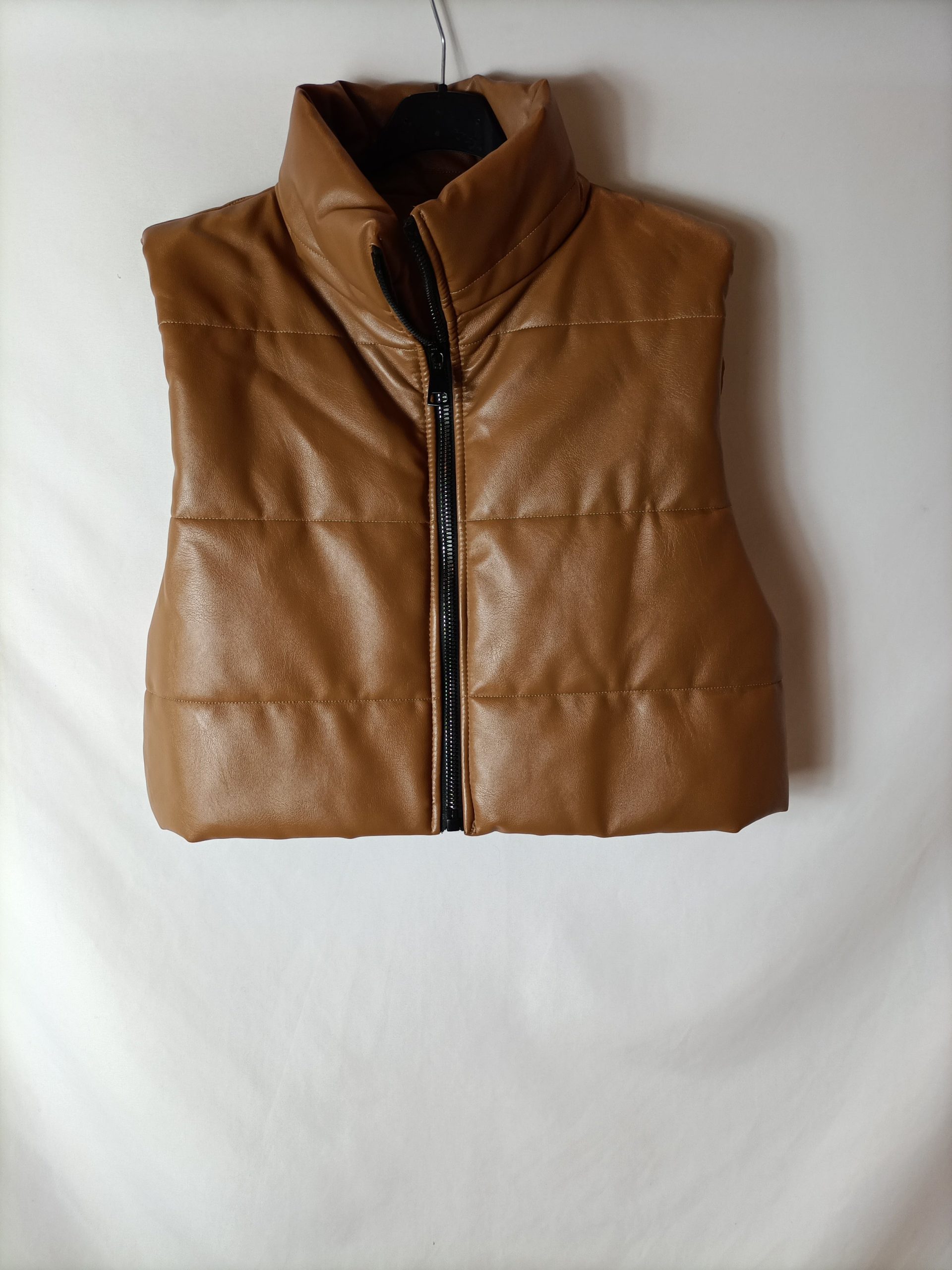 OTRAS. Chaleco acolchado crop camel. T S/M