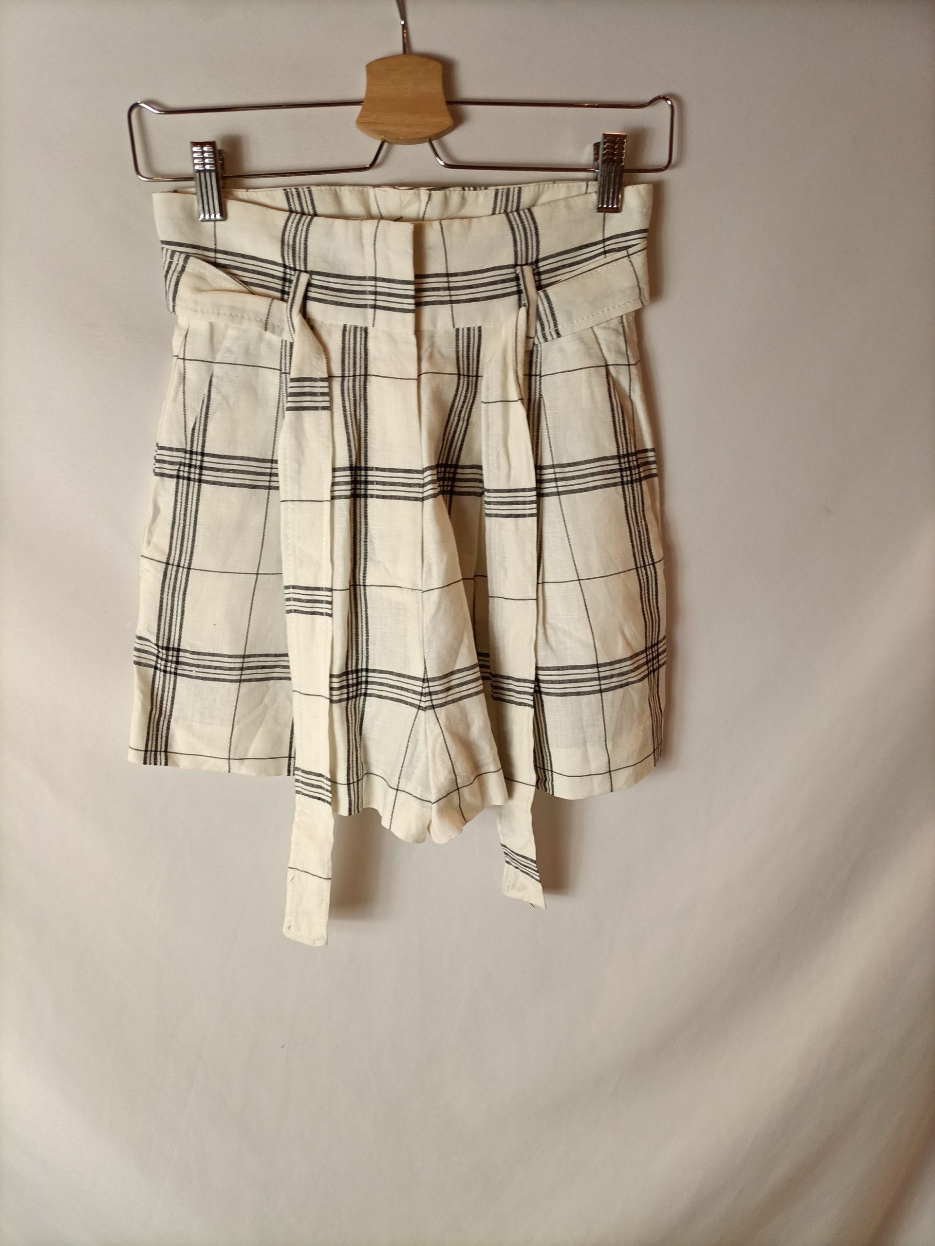 MANGO. Bermudas tiro alto blanca rayas negras. T XS