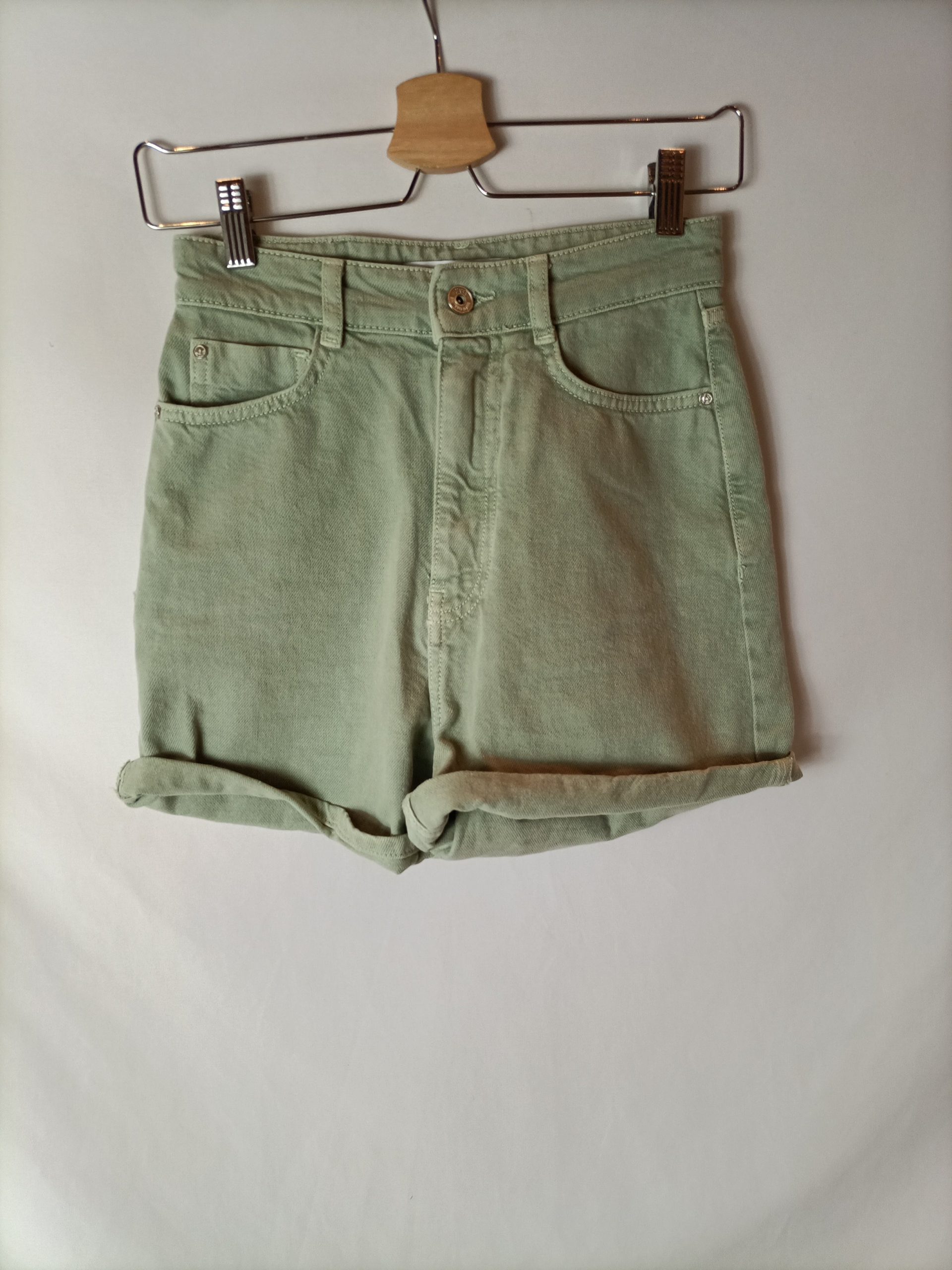 ZARA. Shorts tiro alto verde claro. T XS