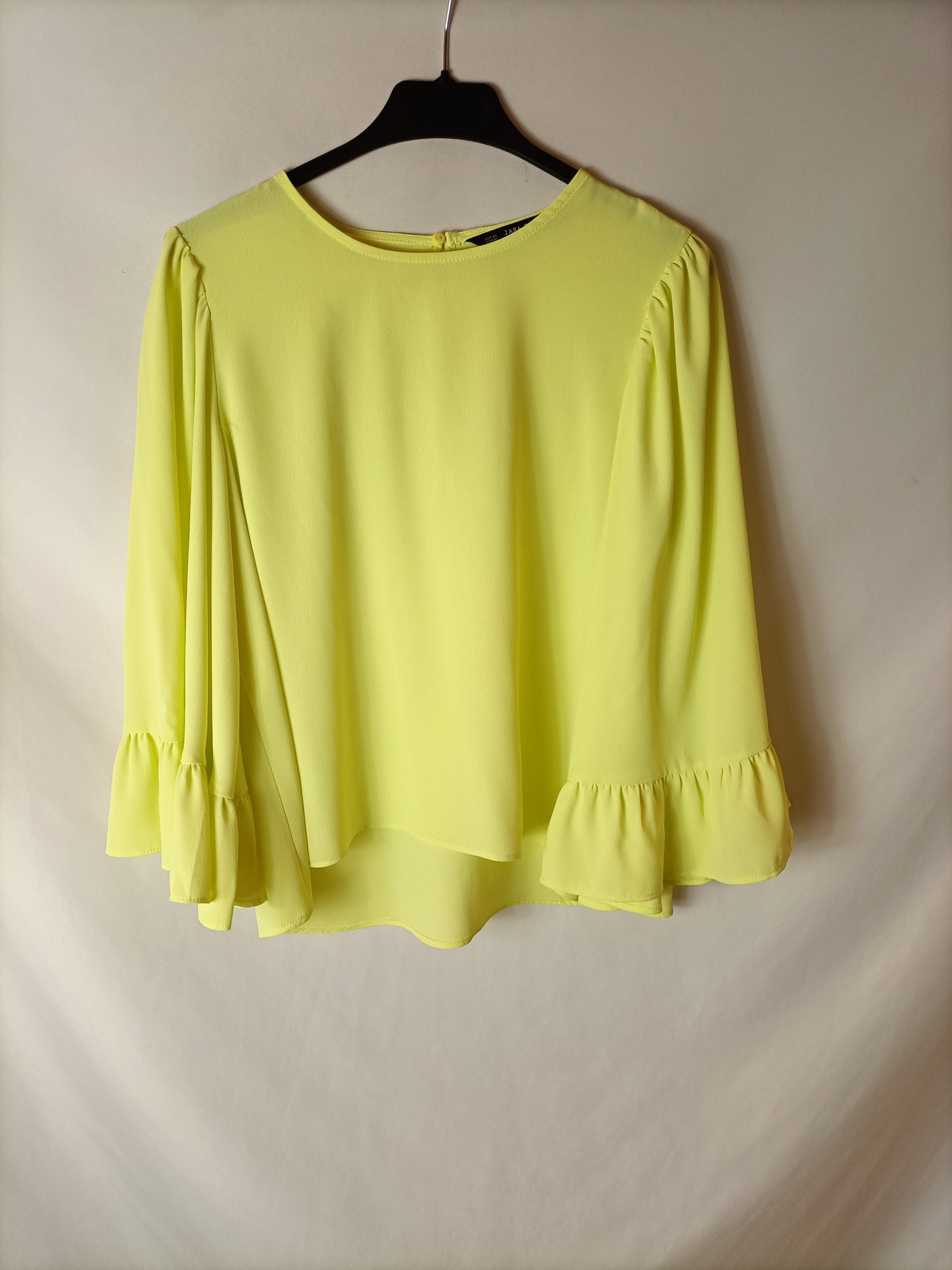 ZARA. Blusa semitransparente color lima. T XS