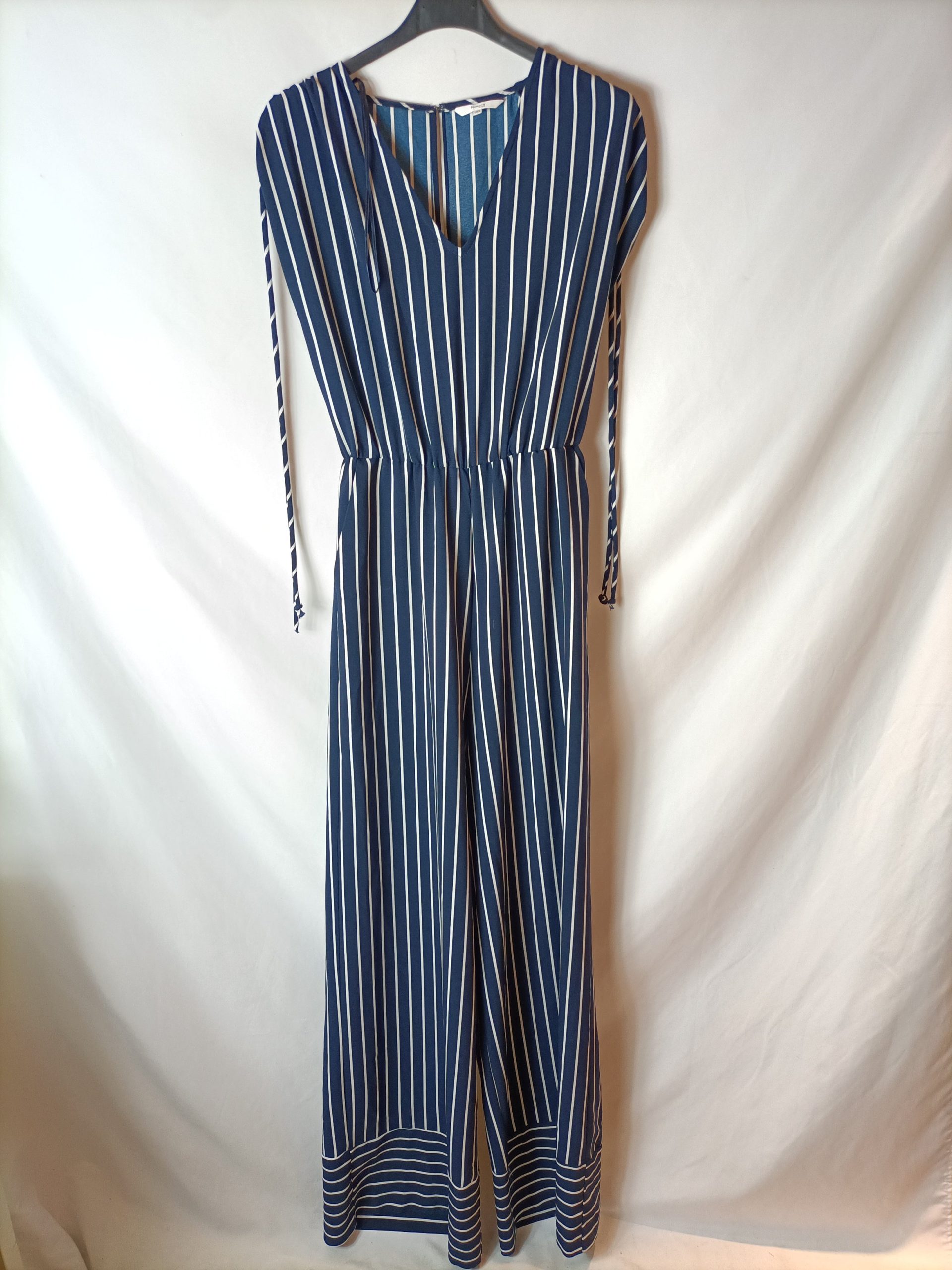 FORMULA JOVEN. Mono fluido azul con rayas blancas. T S