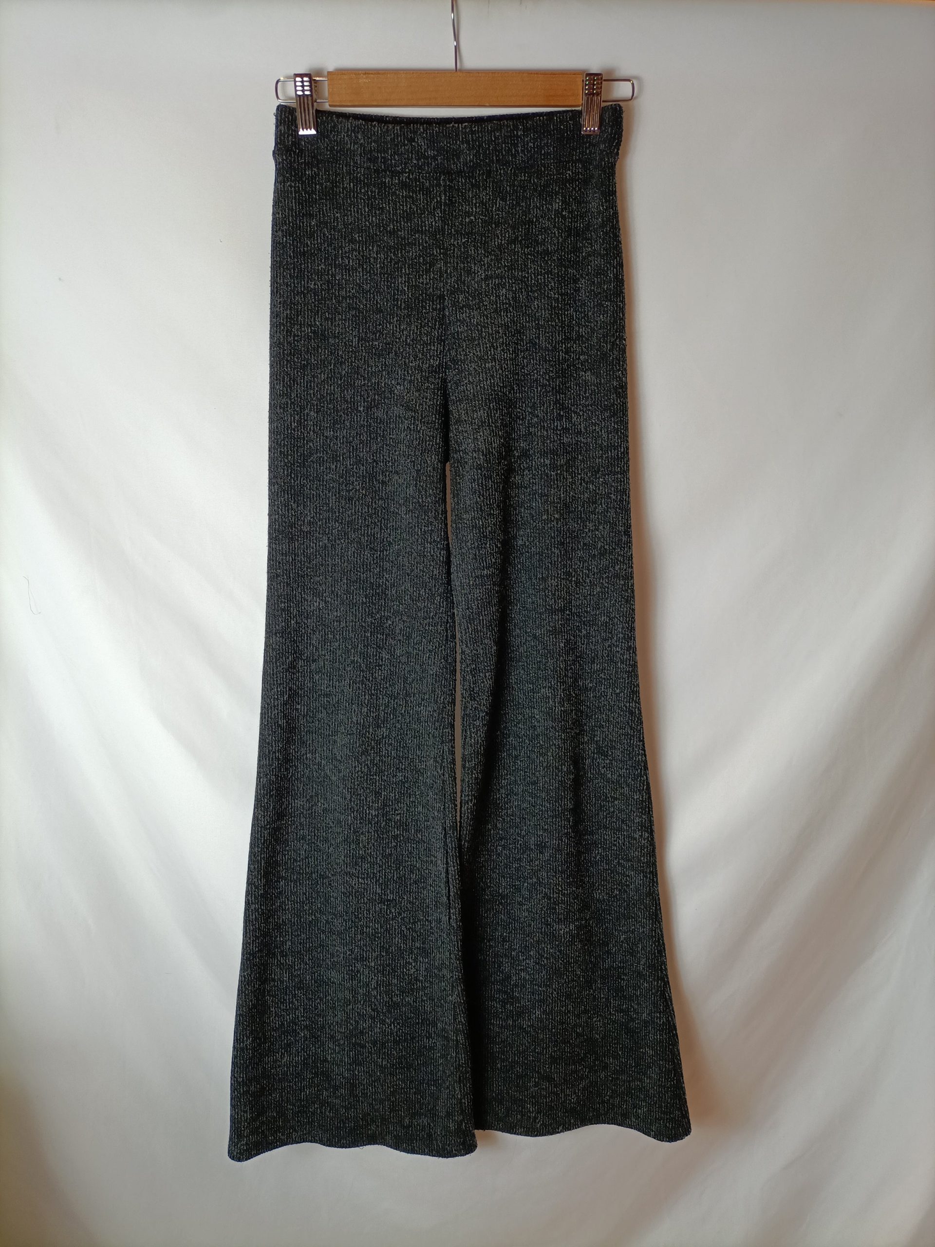 BERSHKA. Pantalón negro punto T.s