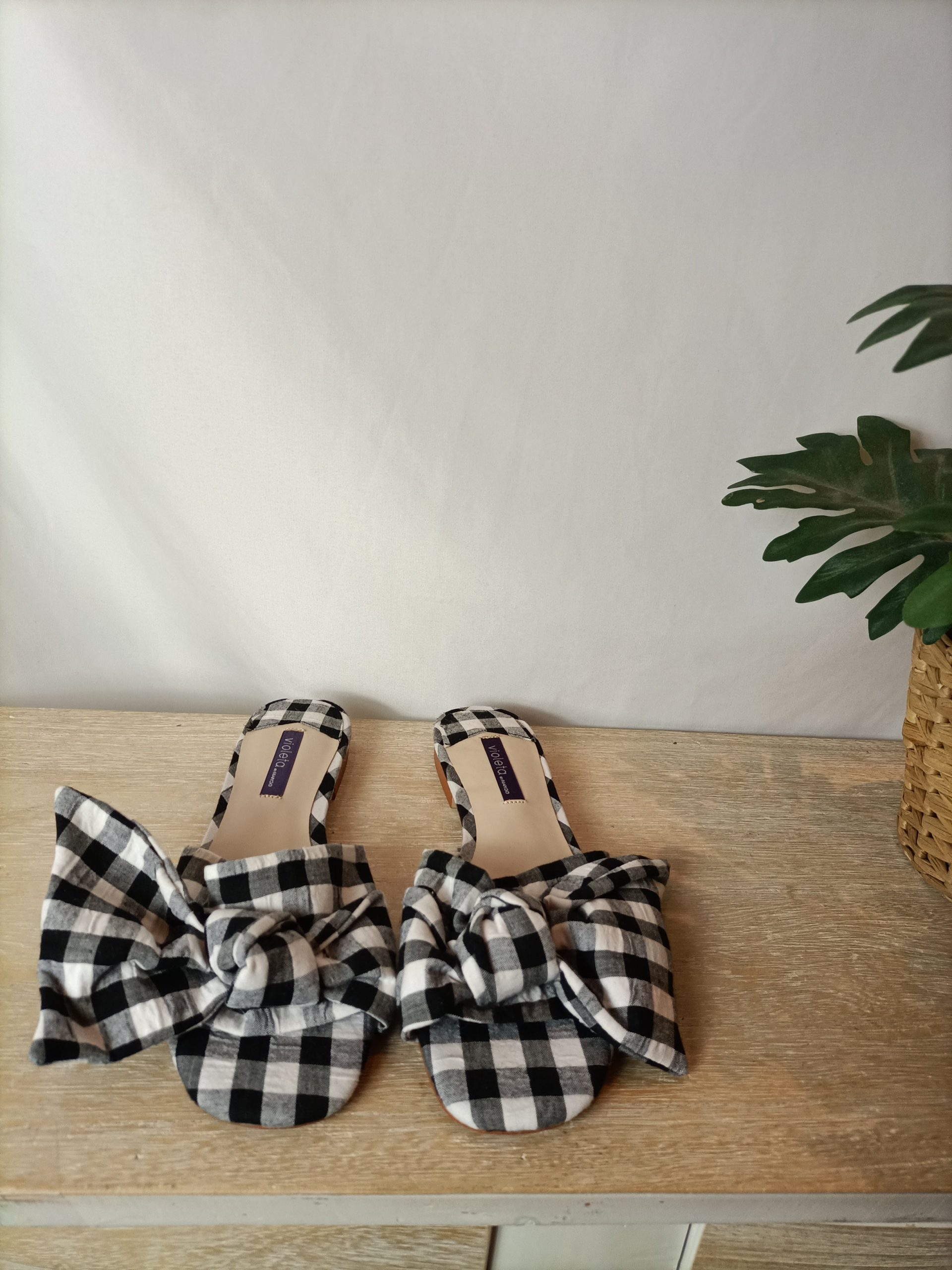 VIOLETA BY MANGO. Sandalia vichy blanca y negra. T 39