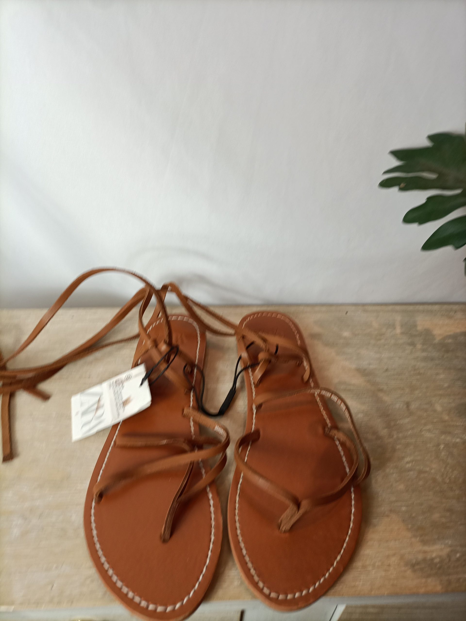 ZARA. Sandalia plana tiras. T 40