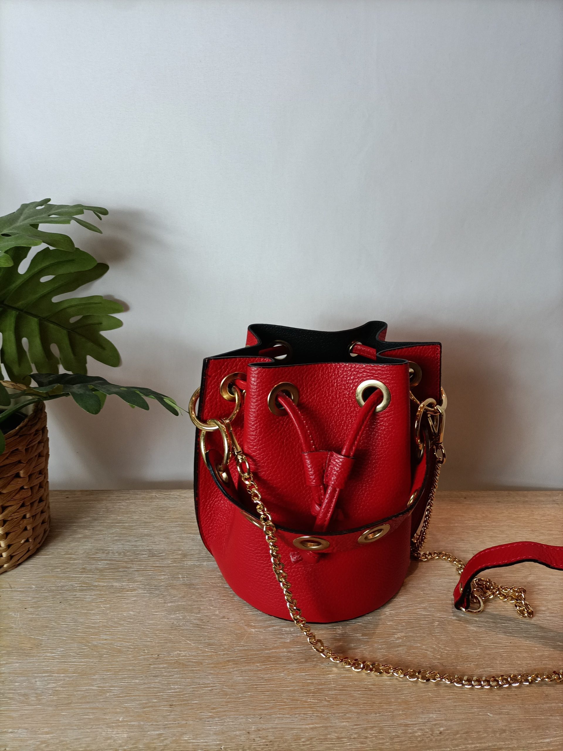 POZO PUERTO UBRIQUE. Bolso rojo piel