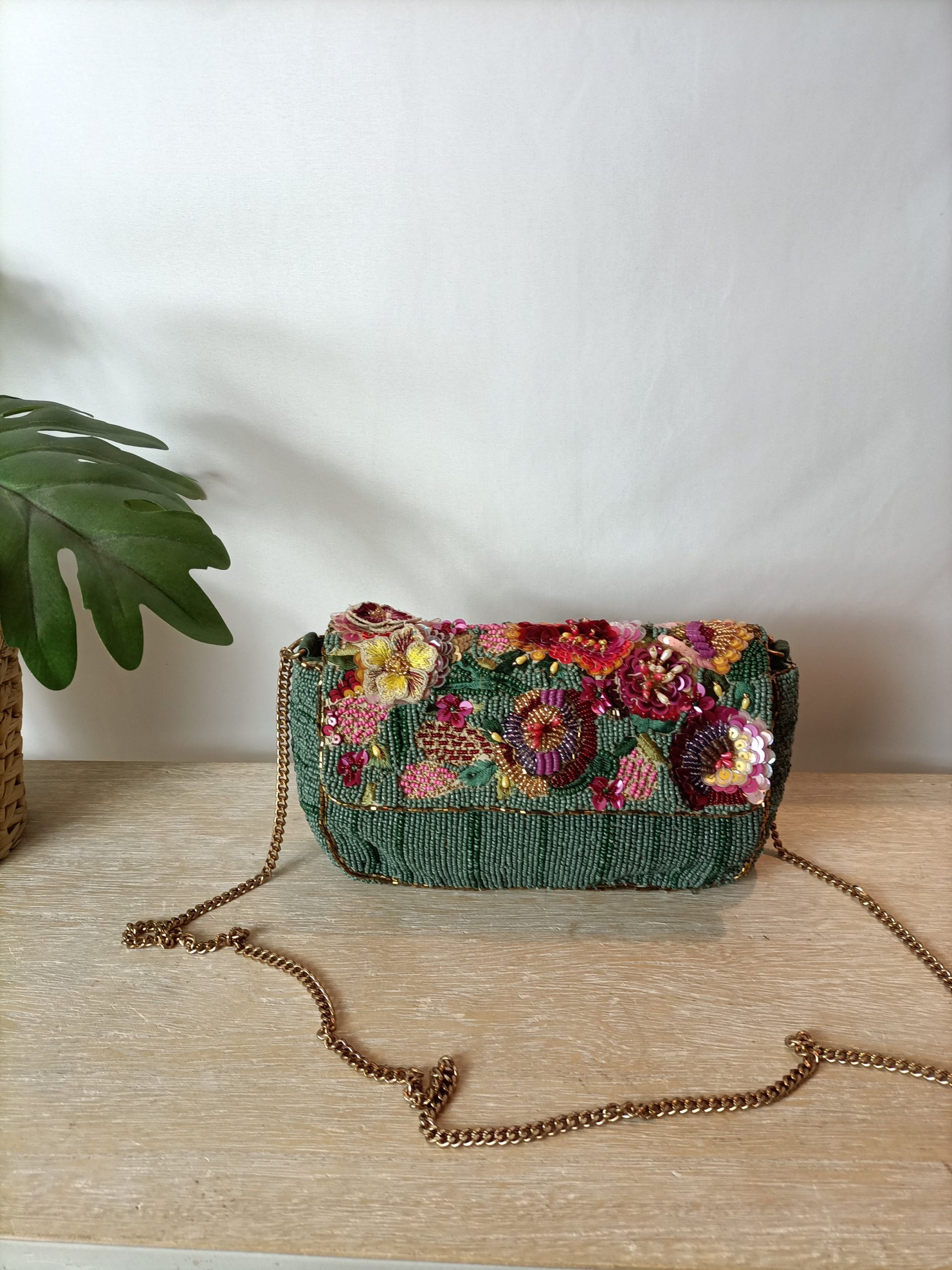 ZARA. Bolso abalorios cadena.