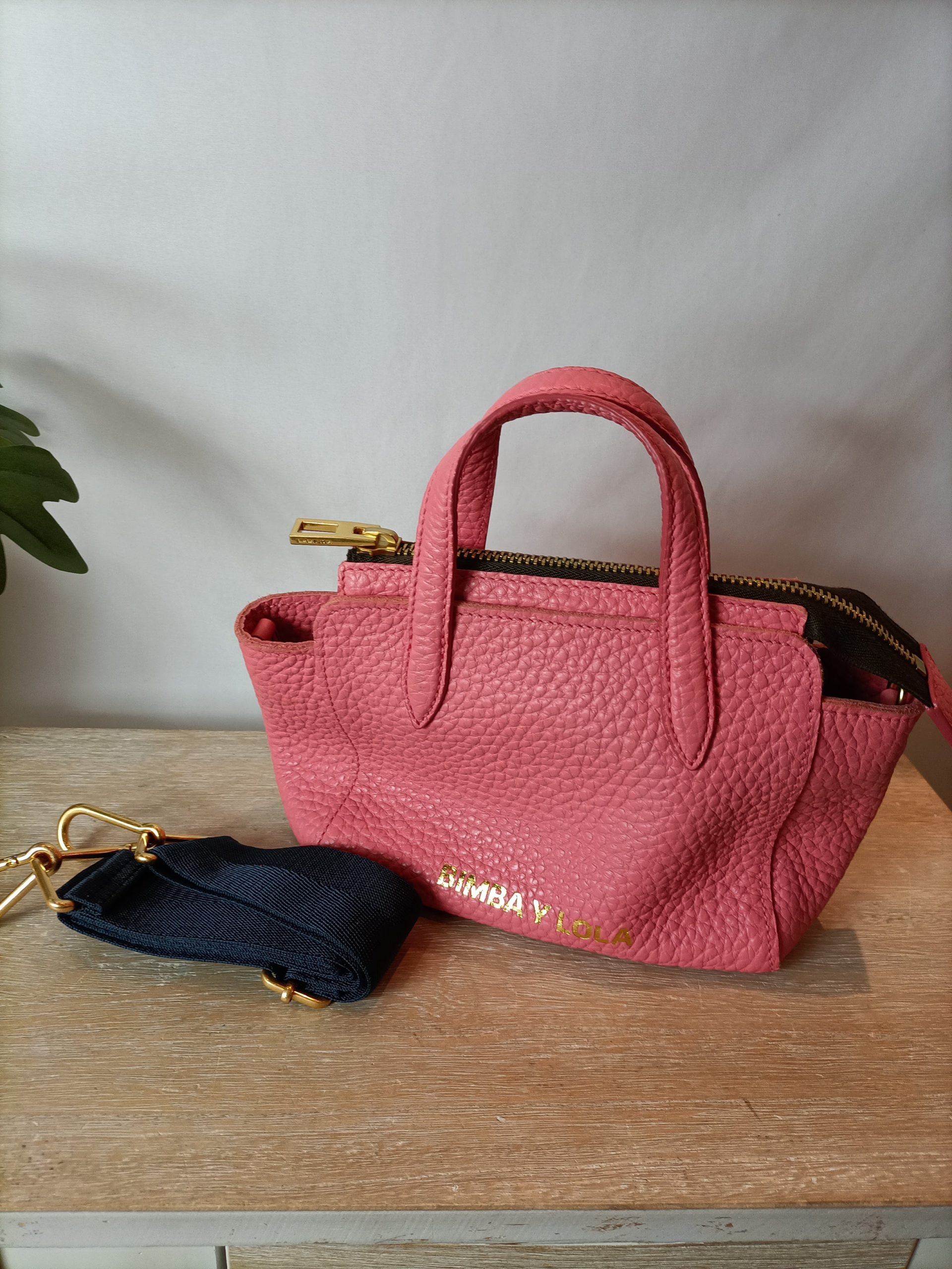 BIMBA Y LOLA. Bolso rosa textura