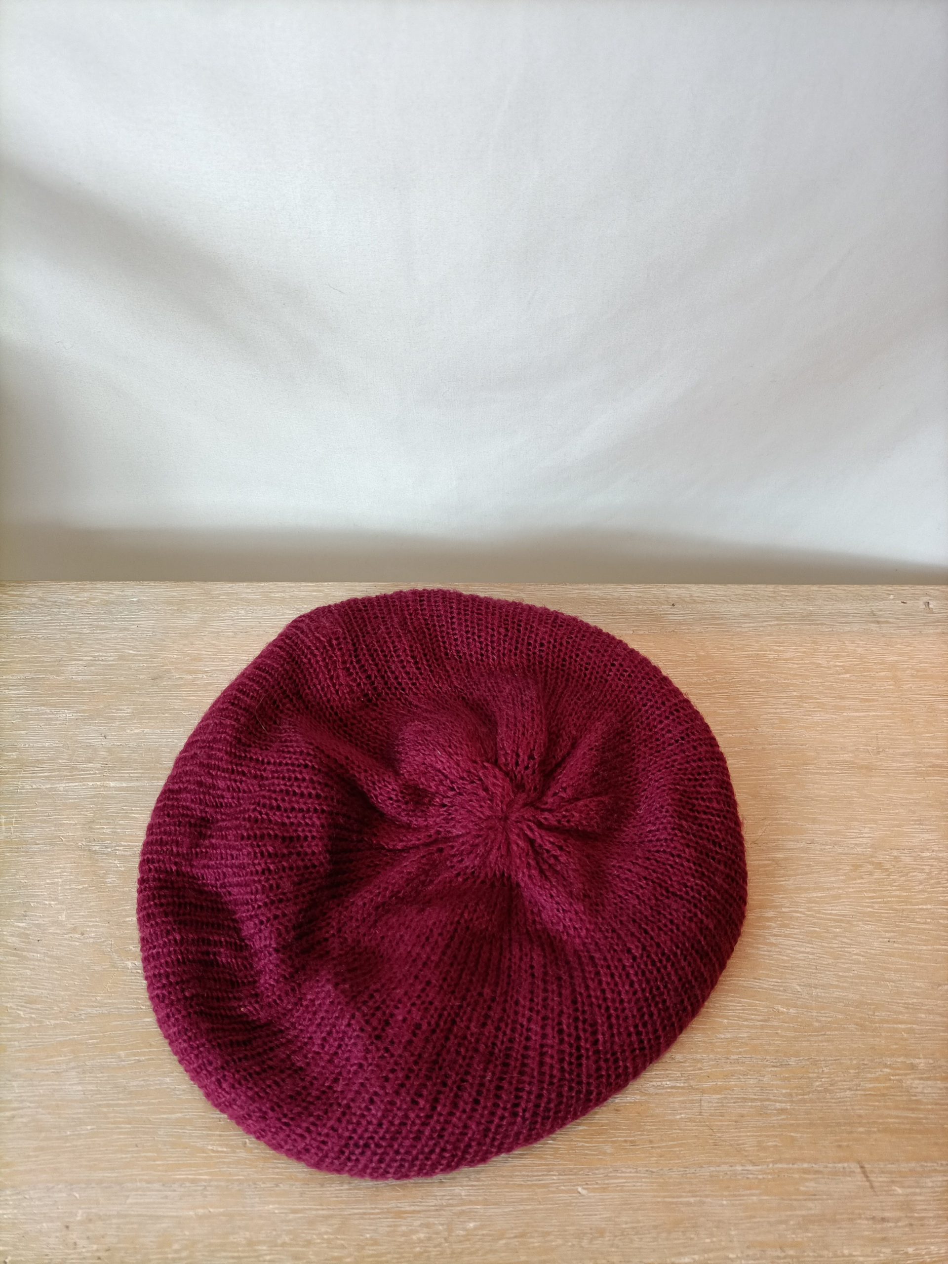 ADOLFO DOMÍNGUEZ. Gorro estilo boina