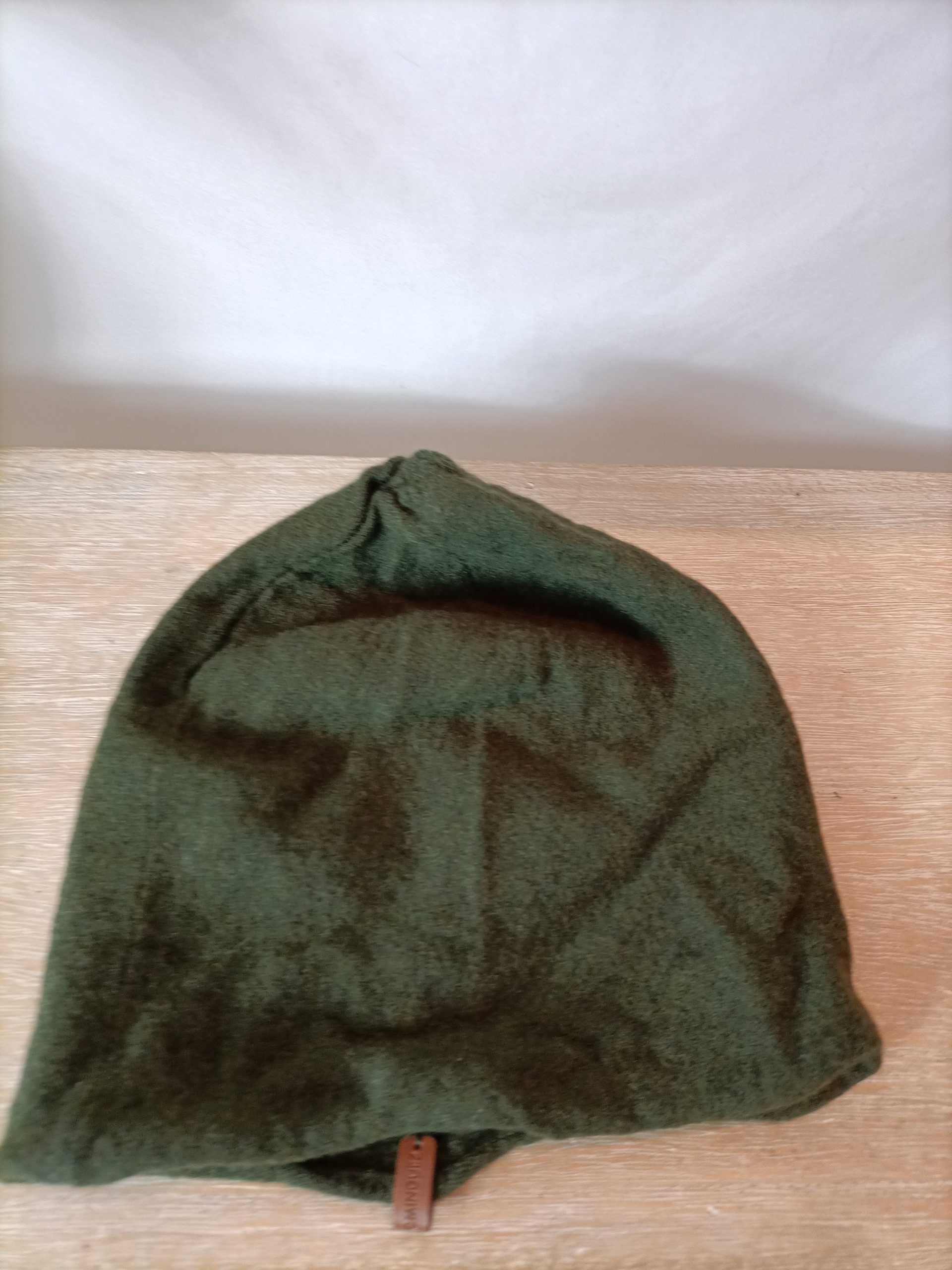 ADOLFO DOMÍNGUEZ. Gorro verde caqui
