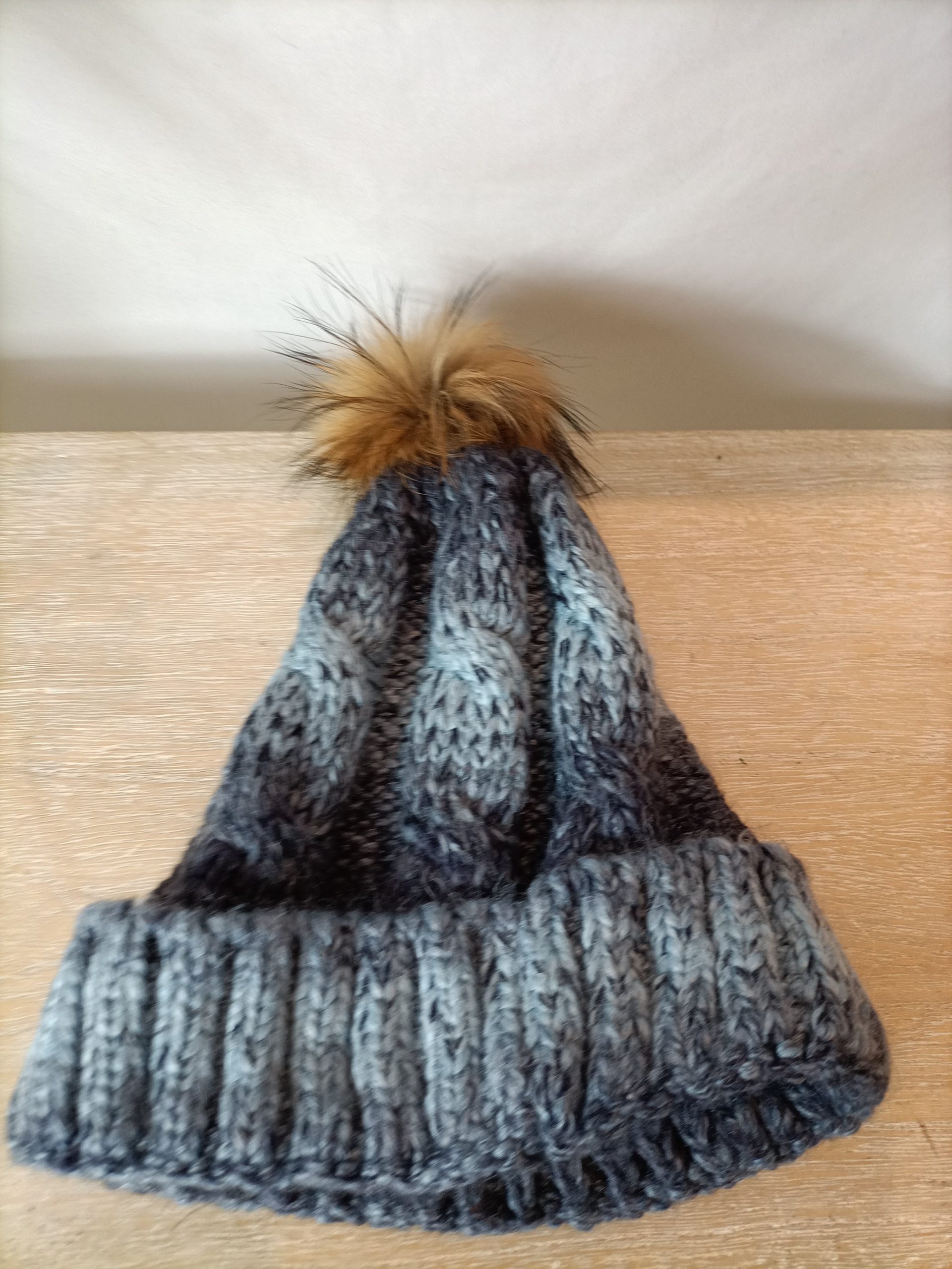 OTRAS. Gorro azul pompón