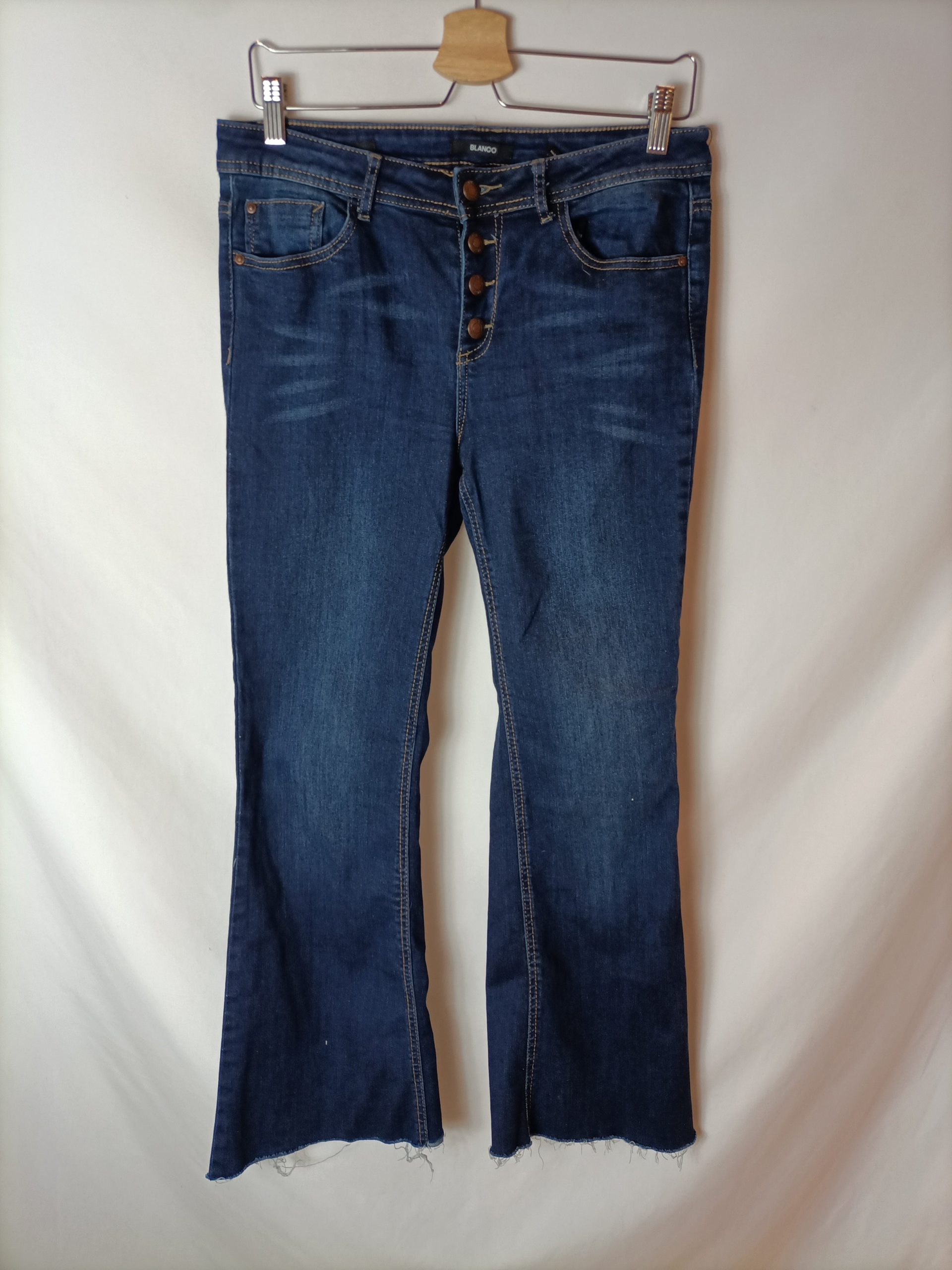 BLANCO. Pantalón denim campana T.40