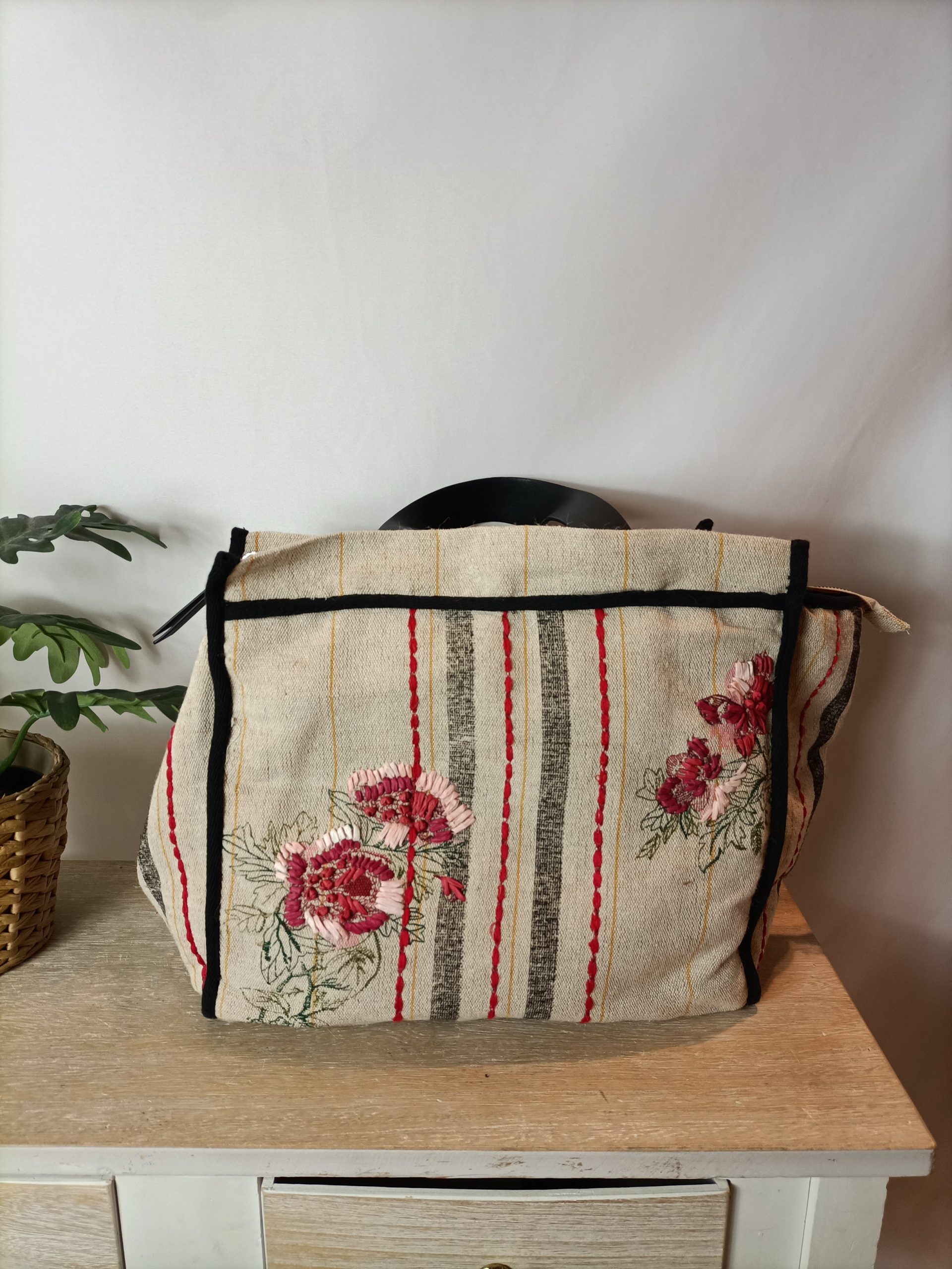 ZARA. Bolso shopper bordado